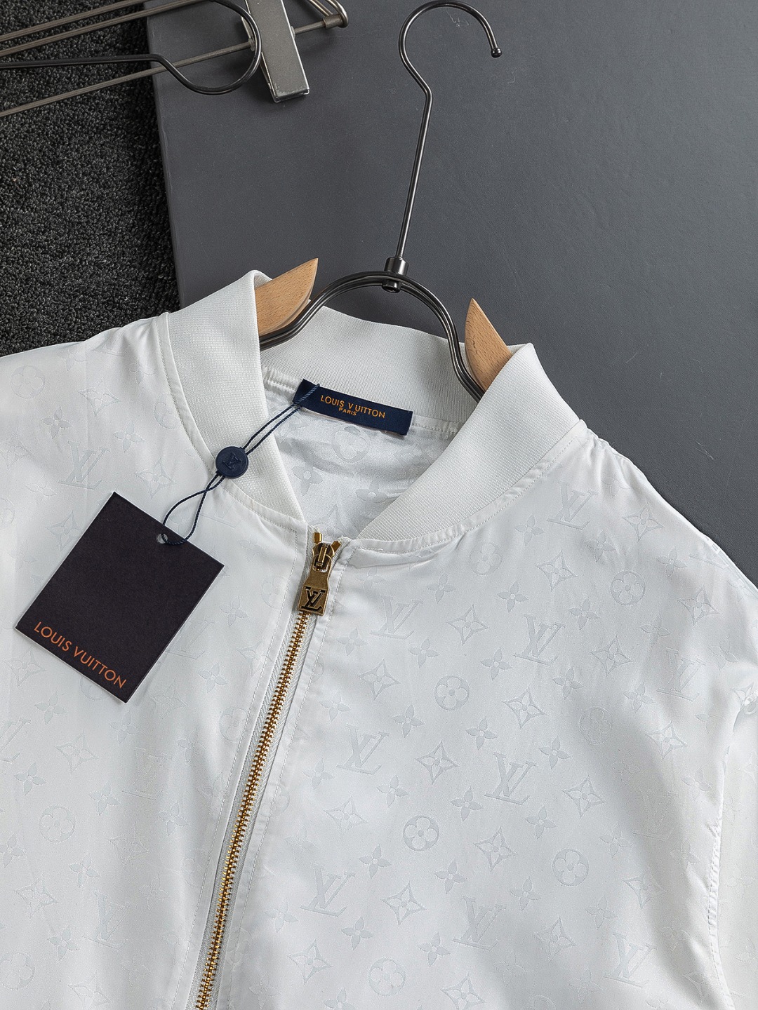 LV精品仿製白色暗紋飛行夾克 金屬拉鍊立領設計男士外套｜歐美奢侈品精品推薦