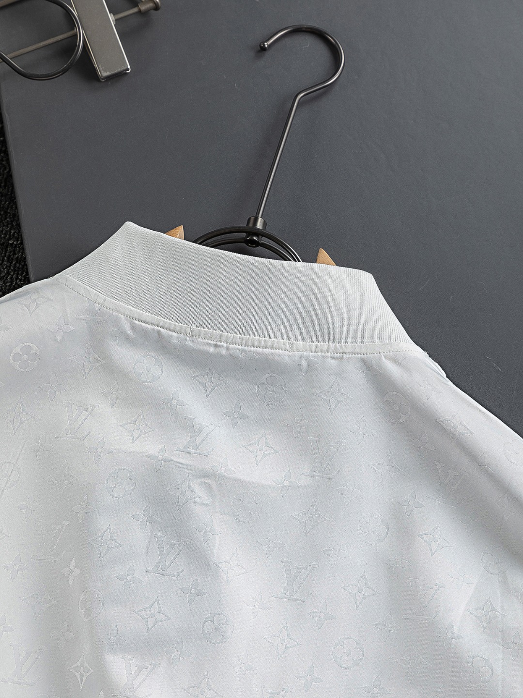 LV精品仿製白色暗紋飛行夾克 金屬拉鍊立領設計男士外套｜歐美奢侈品精品推薦