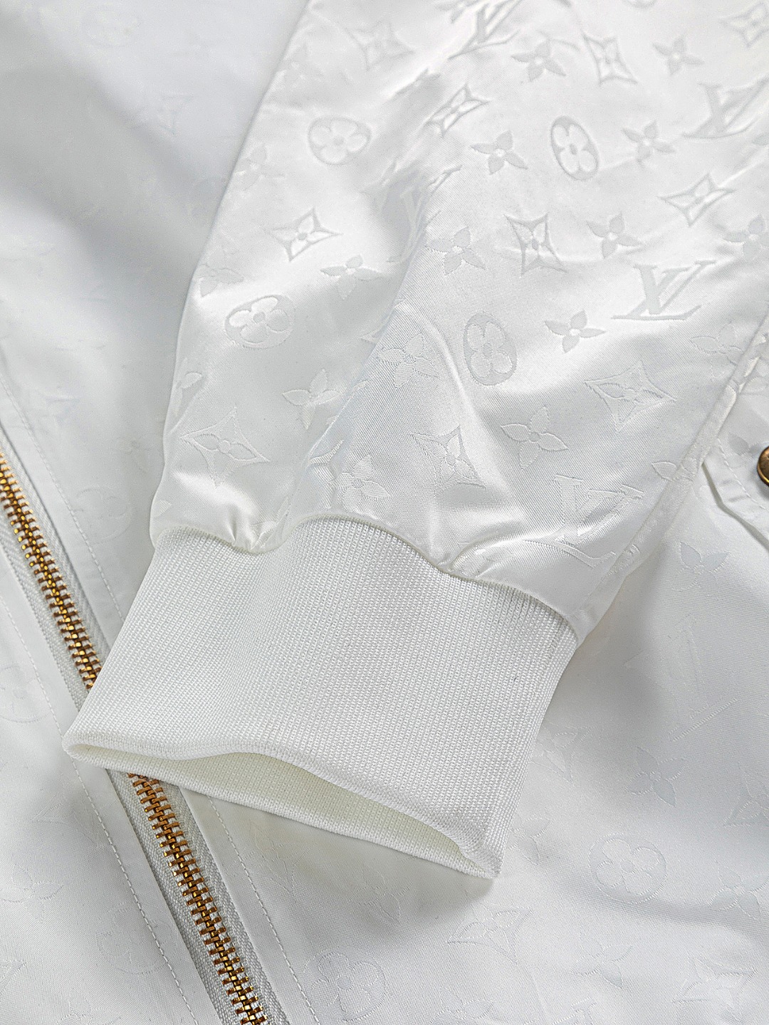 LV精品仿製白色暗紋飛行夾克 金屬拉鍊立領設計男士外套｜歐美奢侈品精品推薦