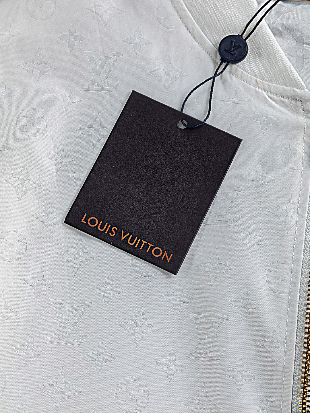 LV精品仿製白色暗紋飛行夾克 金屬拉鍊立領設計男士外套｜歐美奢侈品精品推薦