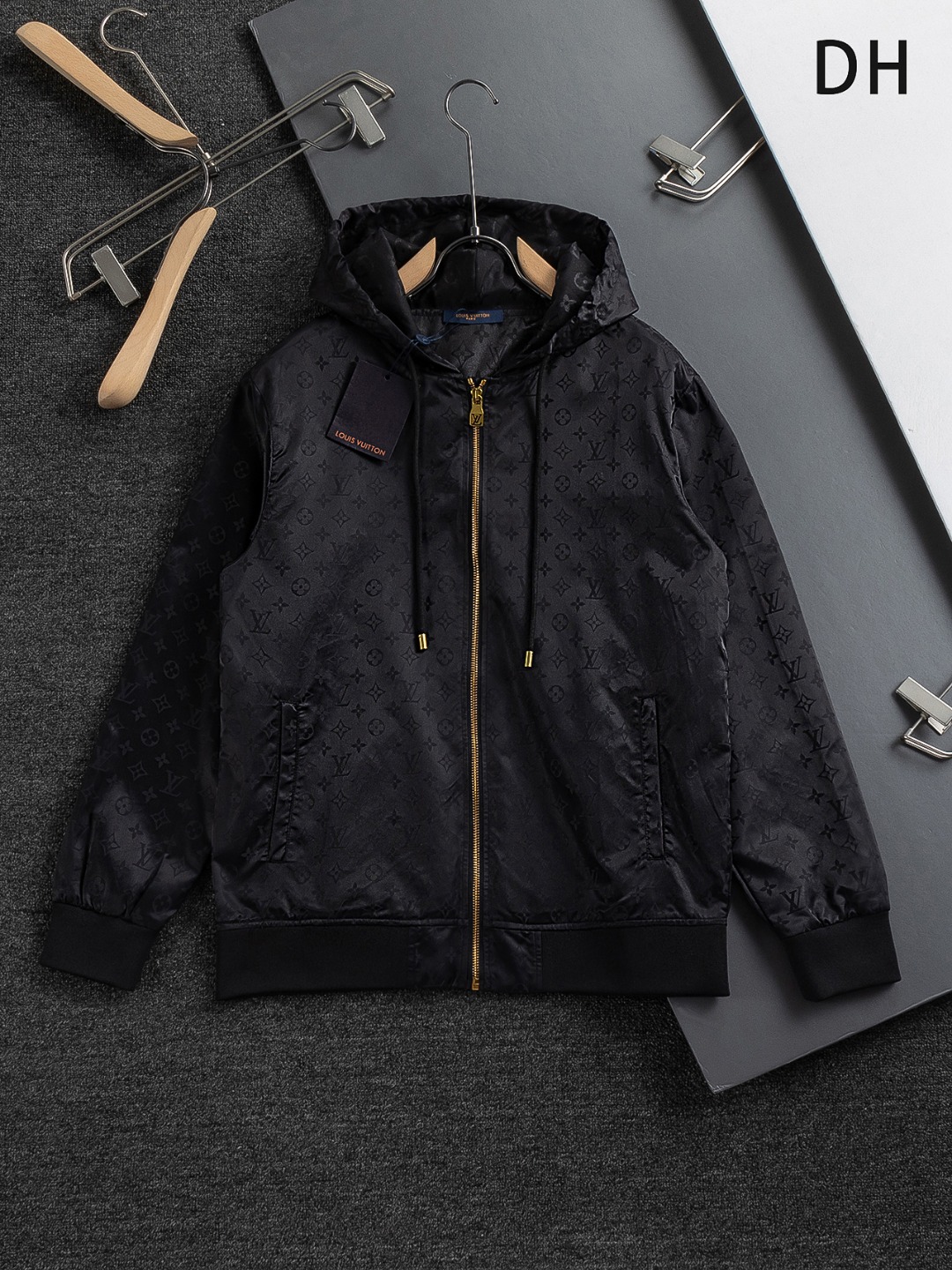 LV高仿暗花連帽外套 黑色金屬拉鍊設計防風夾克男款|超A仿原單精品圖片 2 LV高仿暗花連帽外套 黑色金屬拉鍊設計防風夾克男款|歐美奢侈品精品推薦