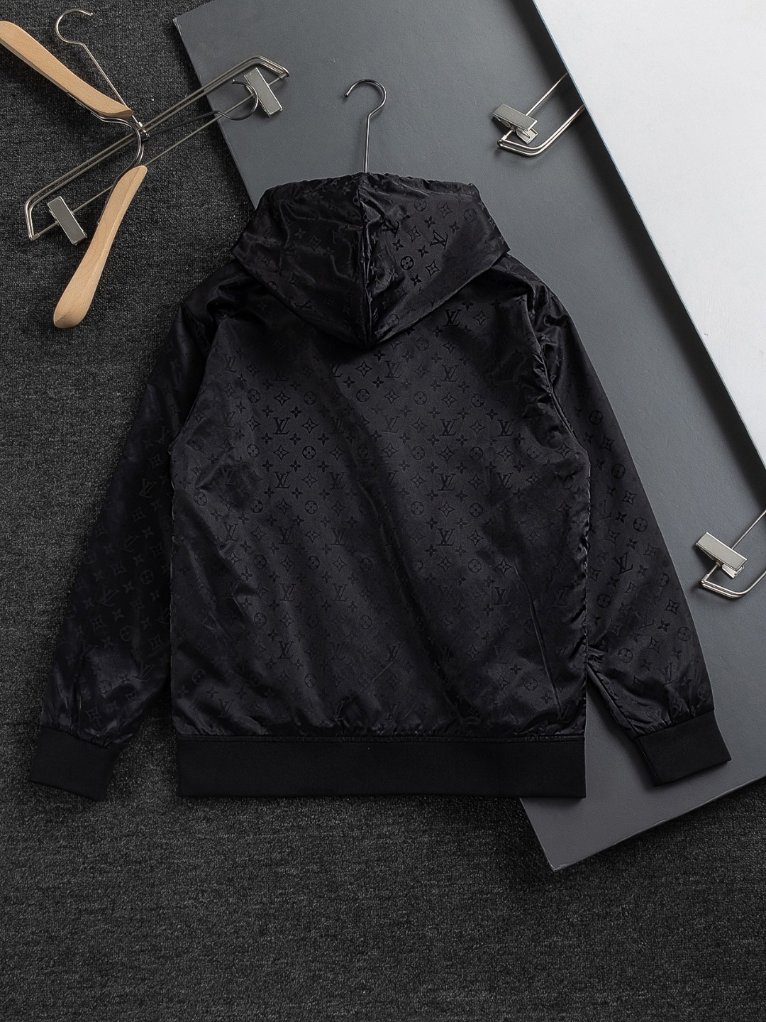 LV高仿暗花連帽外套 黑色金屬拉鍊設計防風夾克男款|超A仿原單精品圖片 13 LV高仿暗花連帽外套 黑色金屬拉鍊設計防風夾克男款|歐美奢侈品精品推薦
