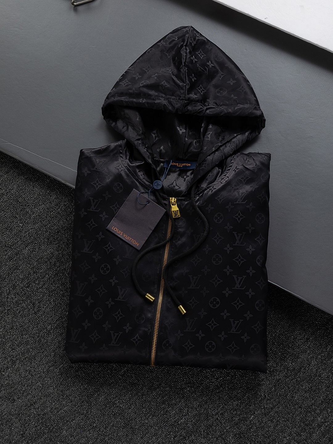 LV高仿暗花連帽外套 黑色金屬拉鍊設計防風夾克男款｜歐美奢侈品精品推薦