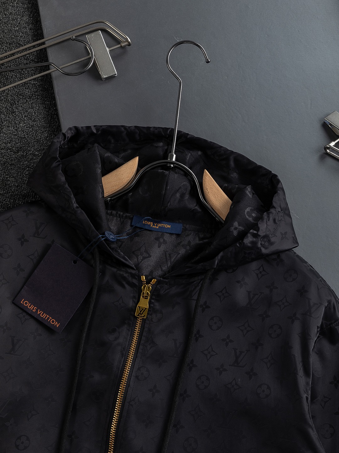 LV高仿暗花連帽外套 黑色金屬拉鍊設計防風夾克男款｜歐美奢侈品精品推薦