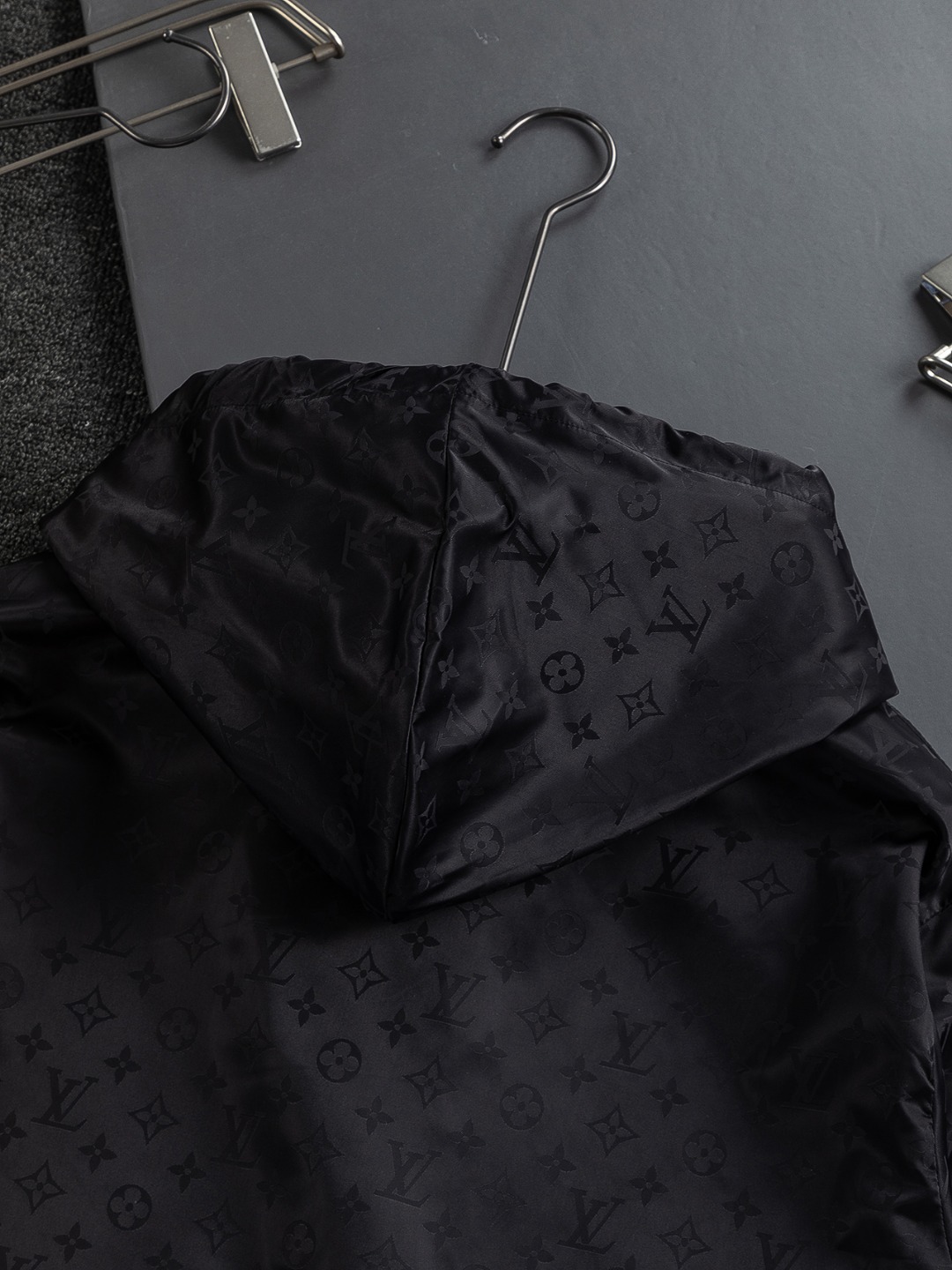LV高仿暗花連帽外套 黑色金屬拉鍊設計防風夾克男款｜歐美奢侈品精品推薦
