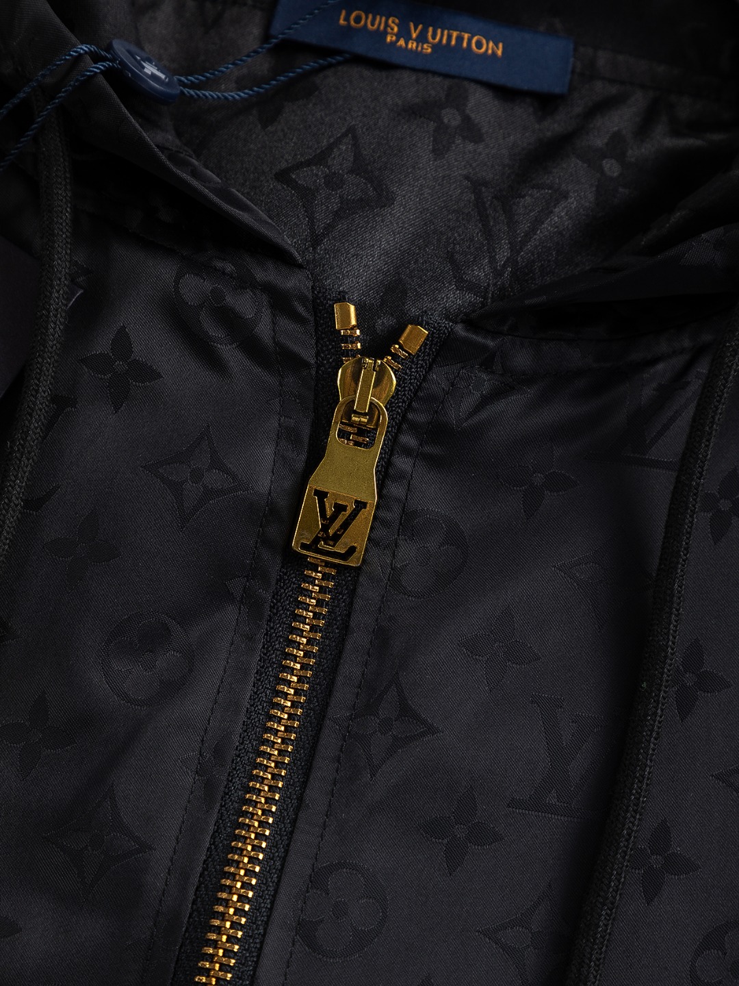 LV高仿暗花連帽外套 黑色金屬拉鍊設計防風夾克男款｜歐美奢侈品精品推薦