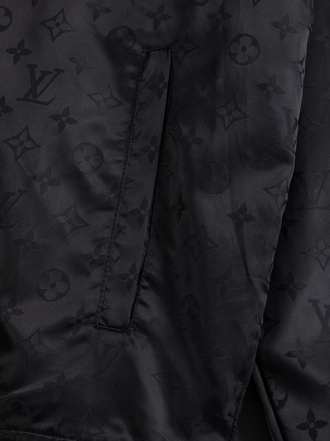 LV高仿暗花連帽外套 黑色金屬拉鍊設計防風夾克男款｜歐美奢侈品精品推薦