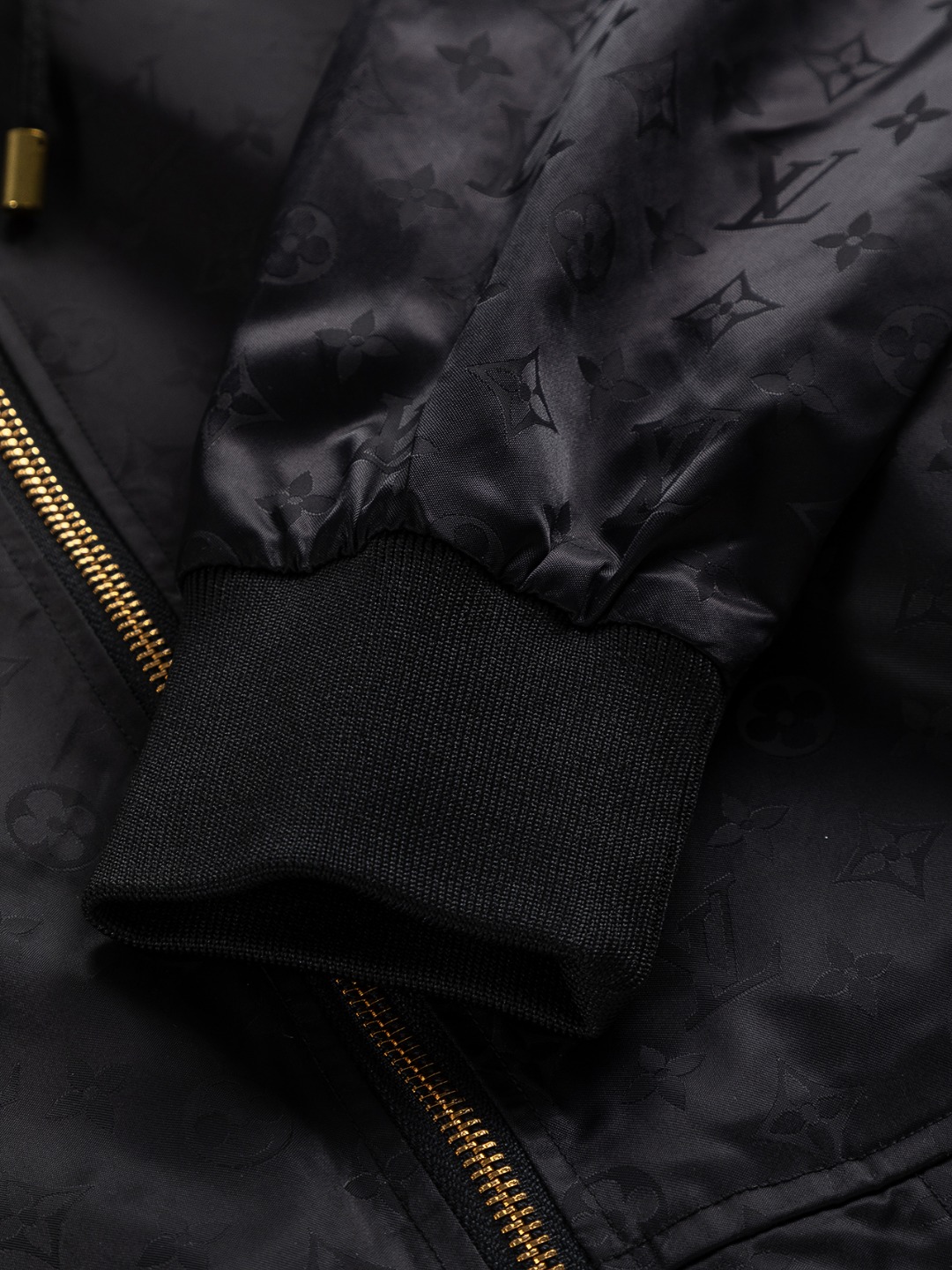 LV高仿暗花連帽外套 黑色金屬拉鍊設計防風夾克男款｜歐美奢侈品精品推薦