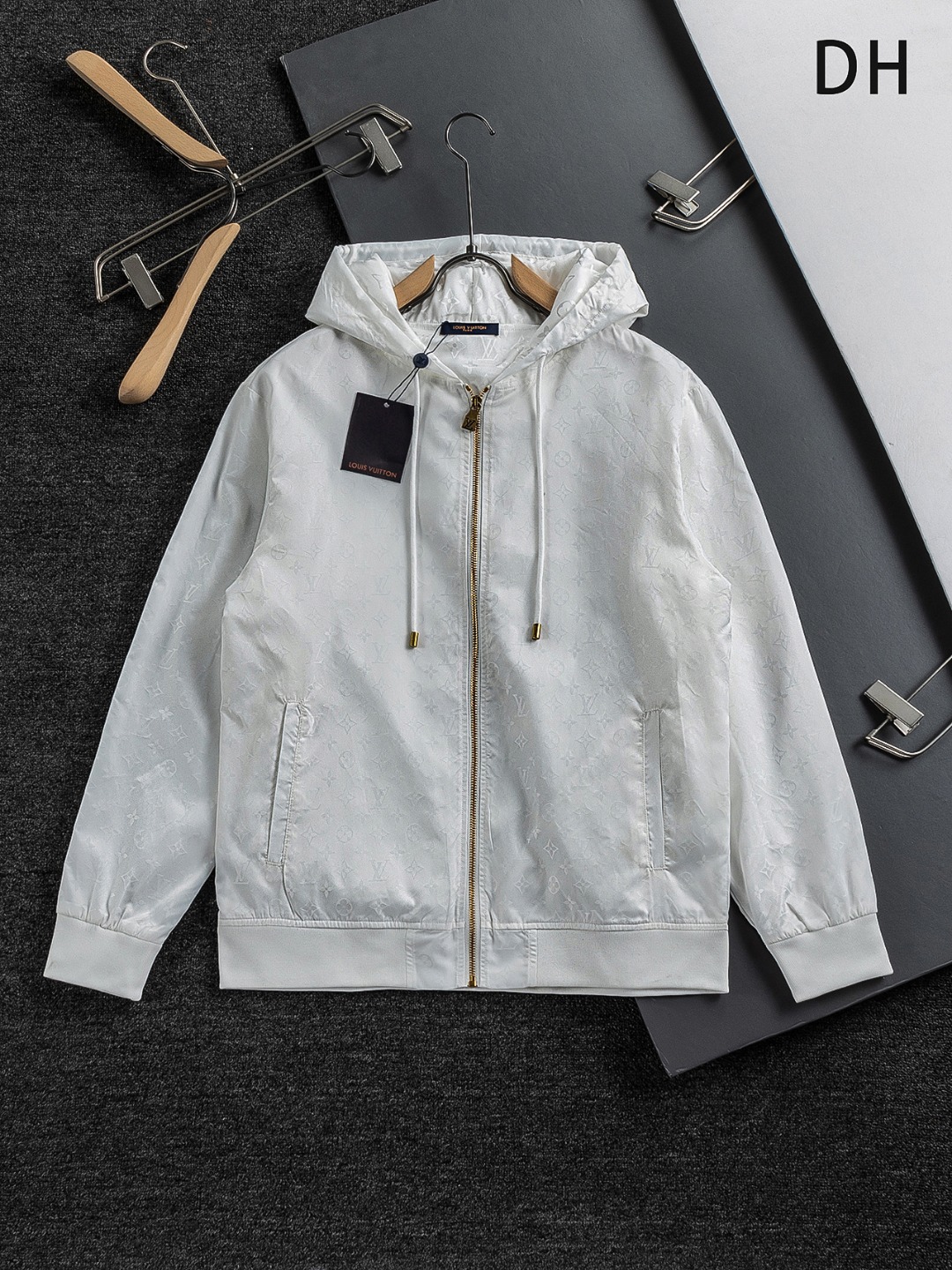LV一比一白色連帽外套 經典Monogram壓紋防風設計男士夾克|超A仿原單精品圖片 2 LV一比一白色連帽外套 經典Monogram壓紋防風設計男士夾克|歐美奢侈品精品推薦