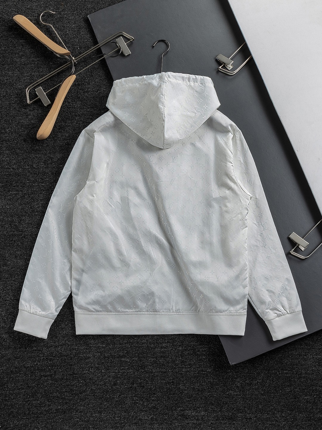 LV一比一白色連帽外套 經典Monogram壓紋防風設計男士夾克|超A仿原單精品圖片 14 LV一比一白色連帽外套 經典Monogram壓紋防風設計男士夾克|歐美奢侈品精品推薦