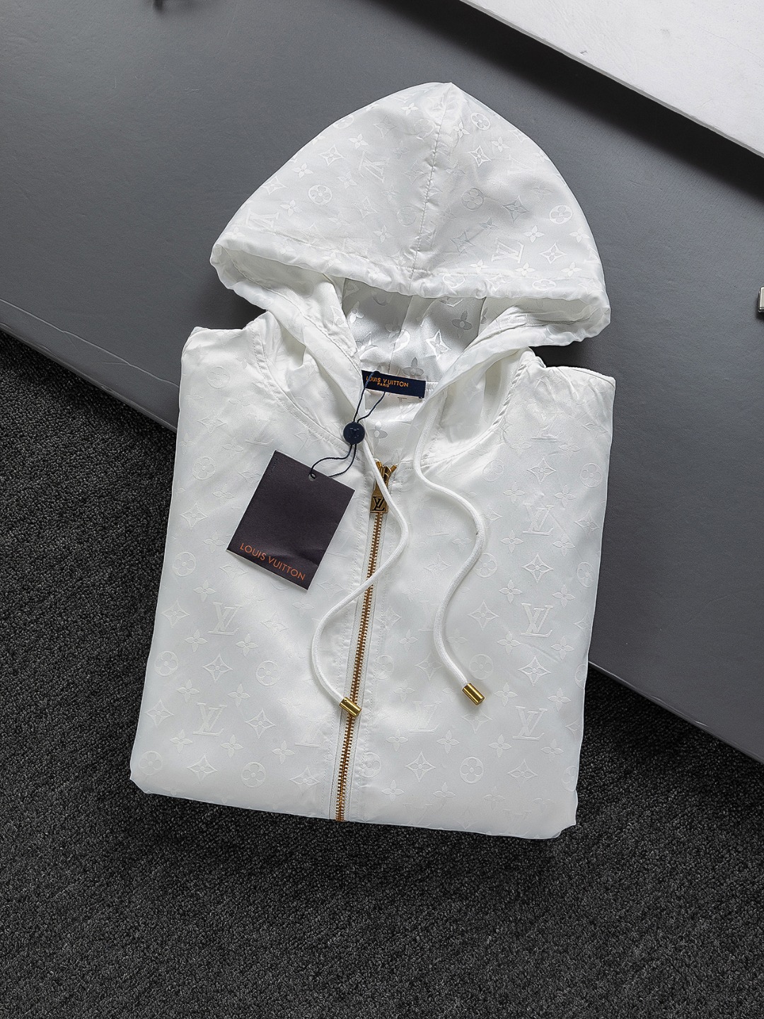 LV一比一白色連帽外套 經典Monogram壓紋防風設計男士夾克｜歐美奢侈品精品推薦