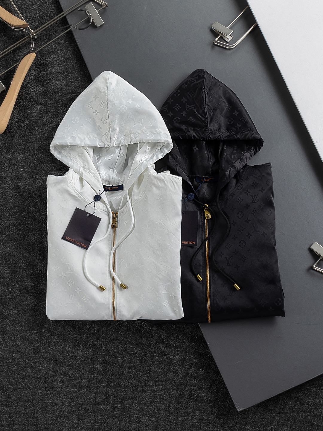 LV一比一白色連帽外套 經典Monogram壓紋防風設計男士夾克｜歐美奢侈品精品推薦