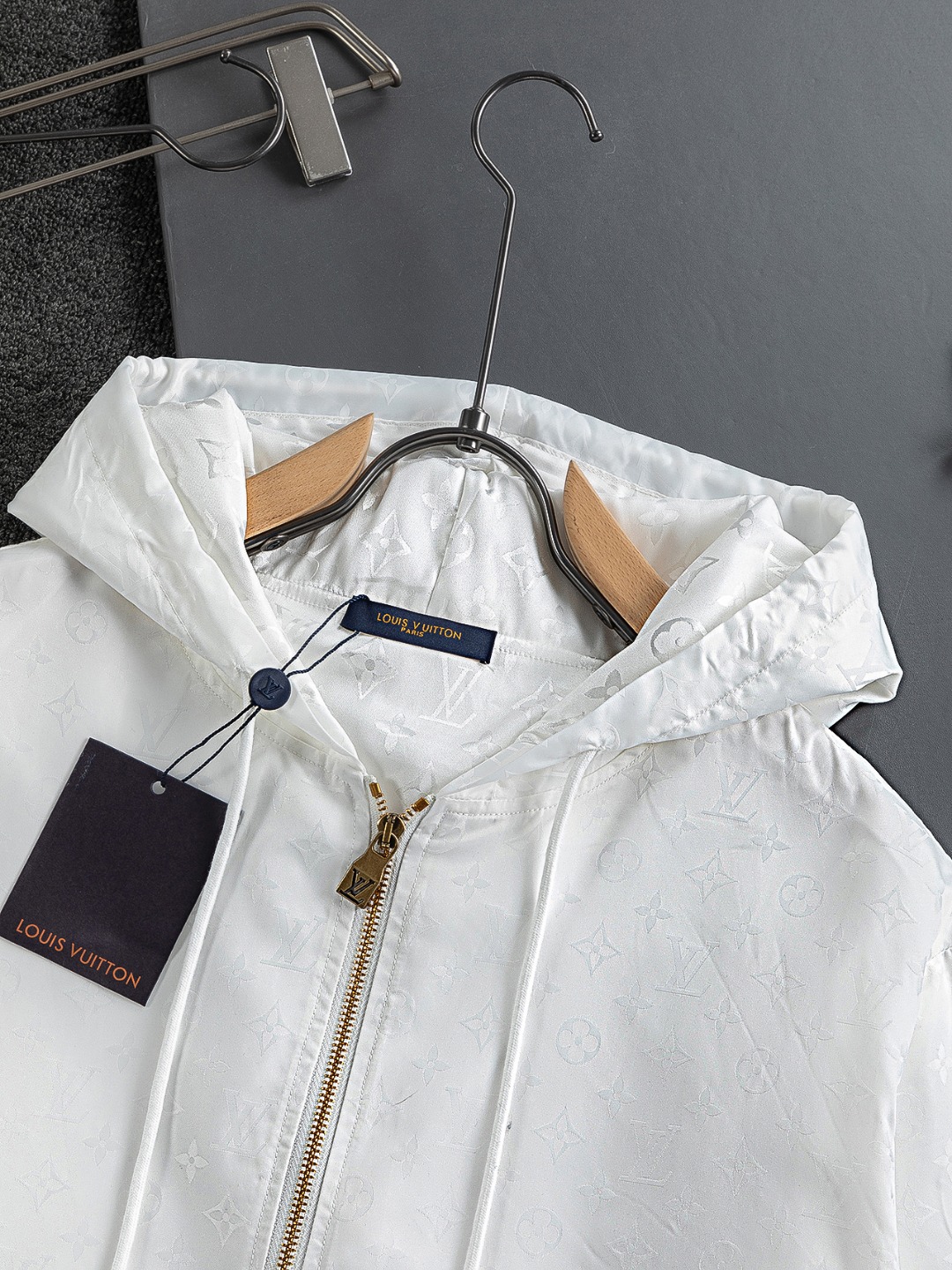 LV一比一白色連帽外套 經典Monogram壓紋防風設計男士夾克｜歐美奢侈品精品推薦