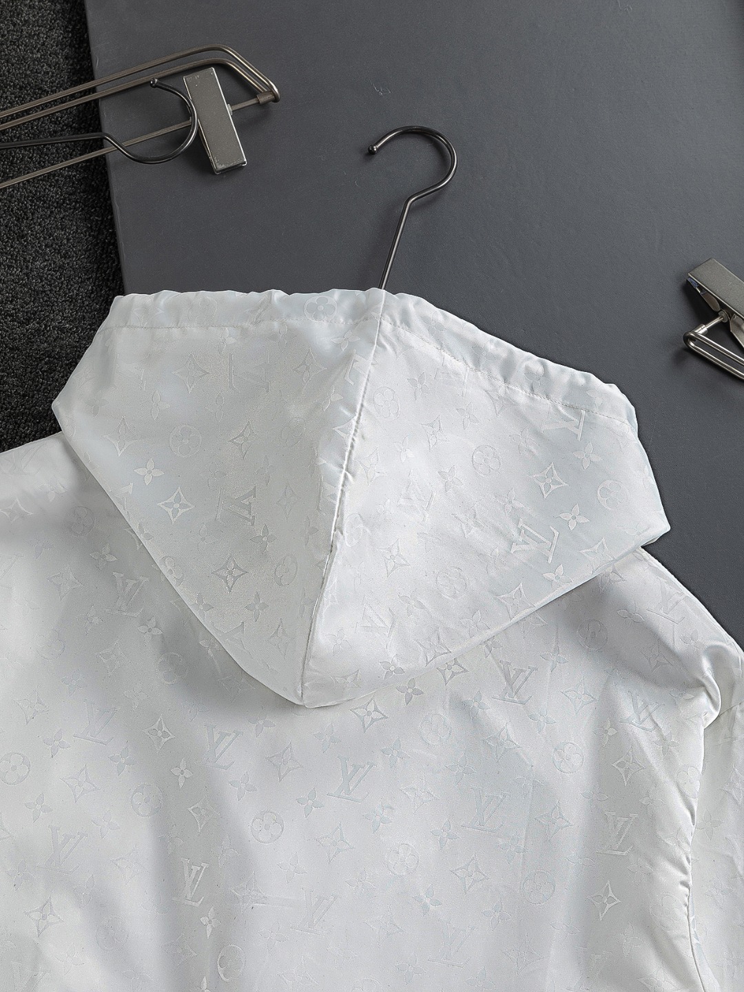 LV一比一白色連帽外套 經典Monogram壓紋防風設計男士夾克｜歐美奢侈品精品推薦