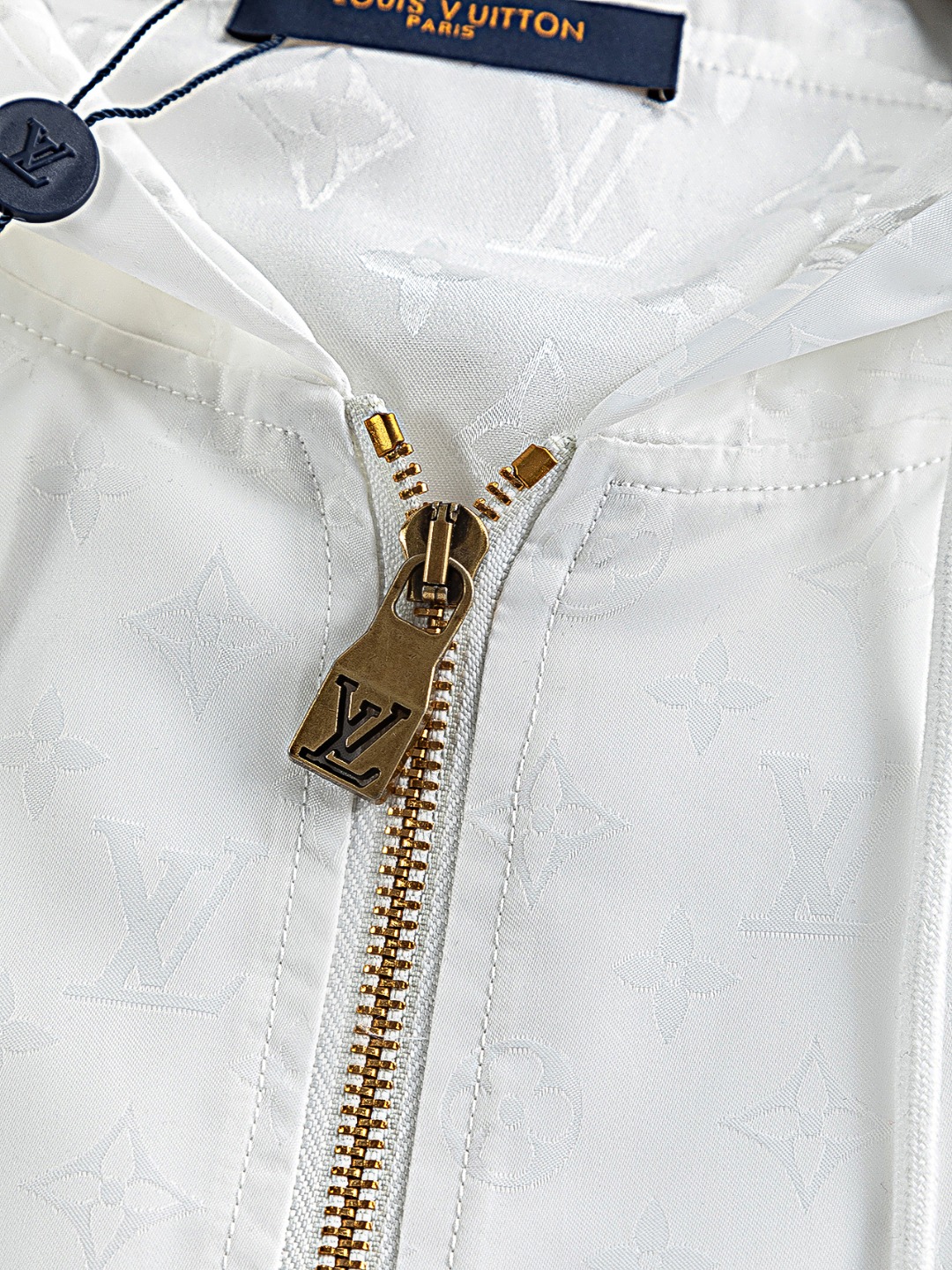 LV一比一白色連帽外套 經典Monogram壓紋防風設計男士夾克｜歐美奢侈品精品推薦