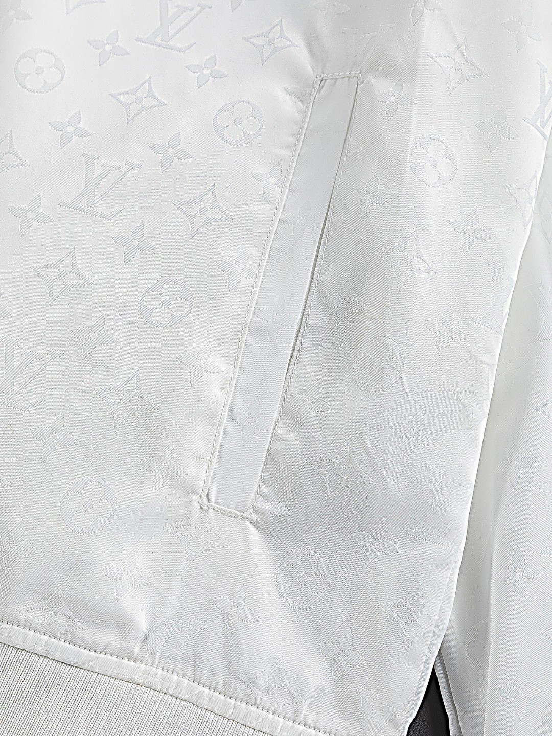 LV一比一白色連帽外套 經典Monogram壓紋防風設計男士夾克｜歐美奢侈品精品推薦