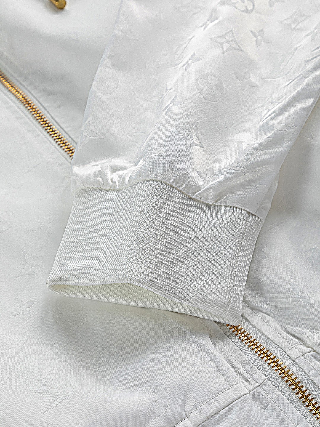 LV一比一白色連帽外套 經典Monogram壓紋防風設計男士夾克｜歐美奢侈品精品推薦