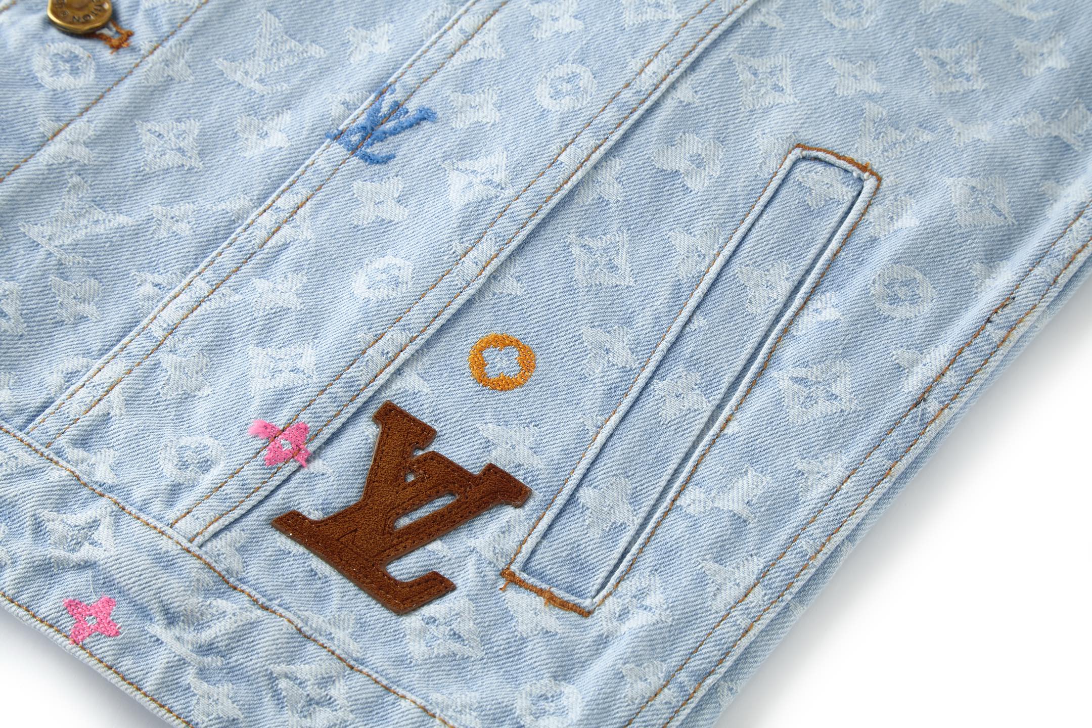 LV精品仿製淺藍色丹寧外套 多彩Monogram老花刺繡設計｜歐美奢侈品精品推薦