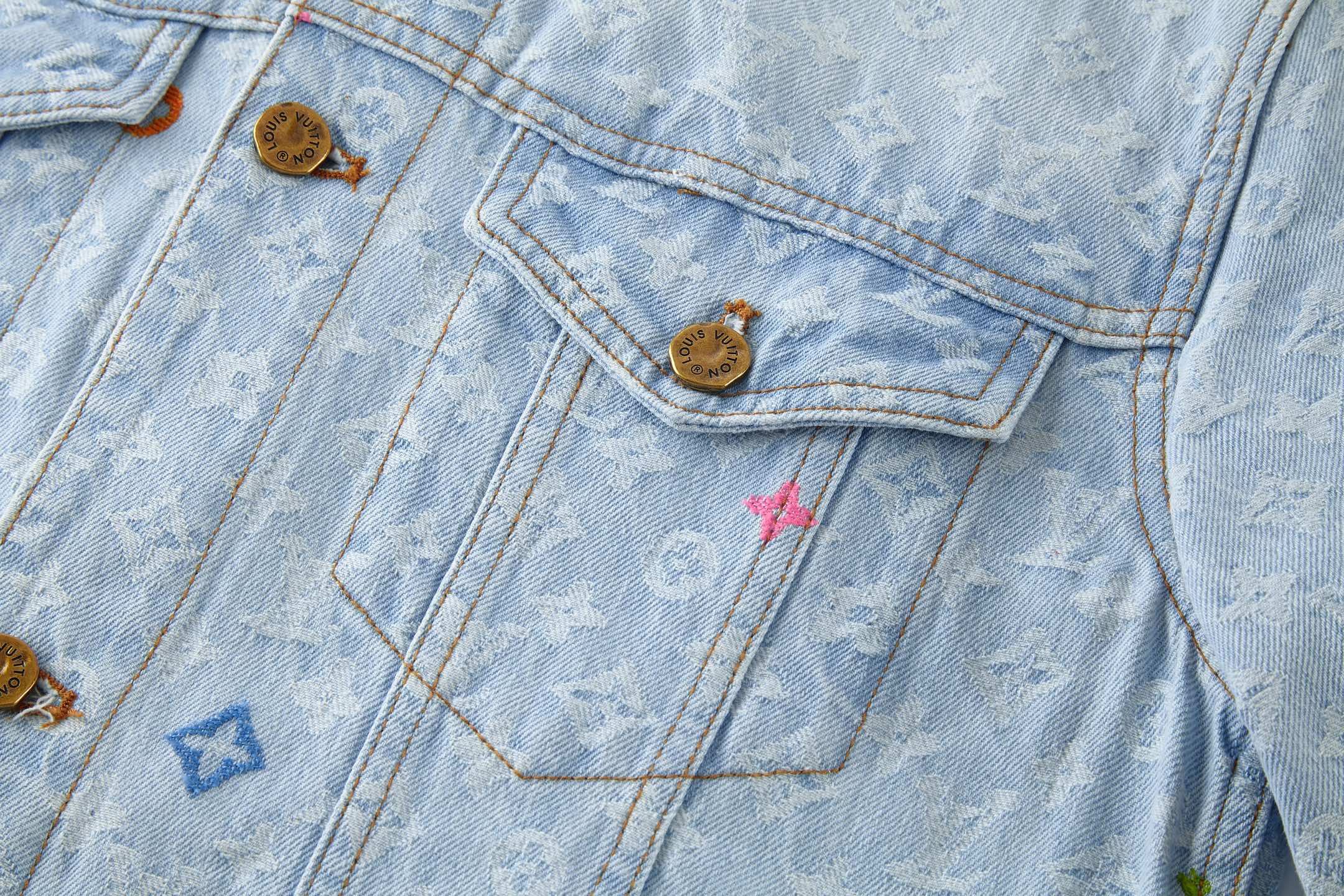 LV精品仿製淺藍色丹寧外套 多彩Monogram老花刺繡設計｜歐美奢侈品精品推薦