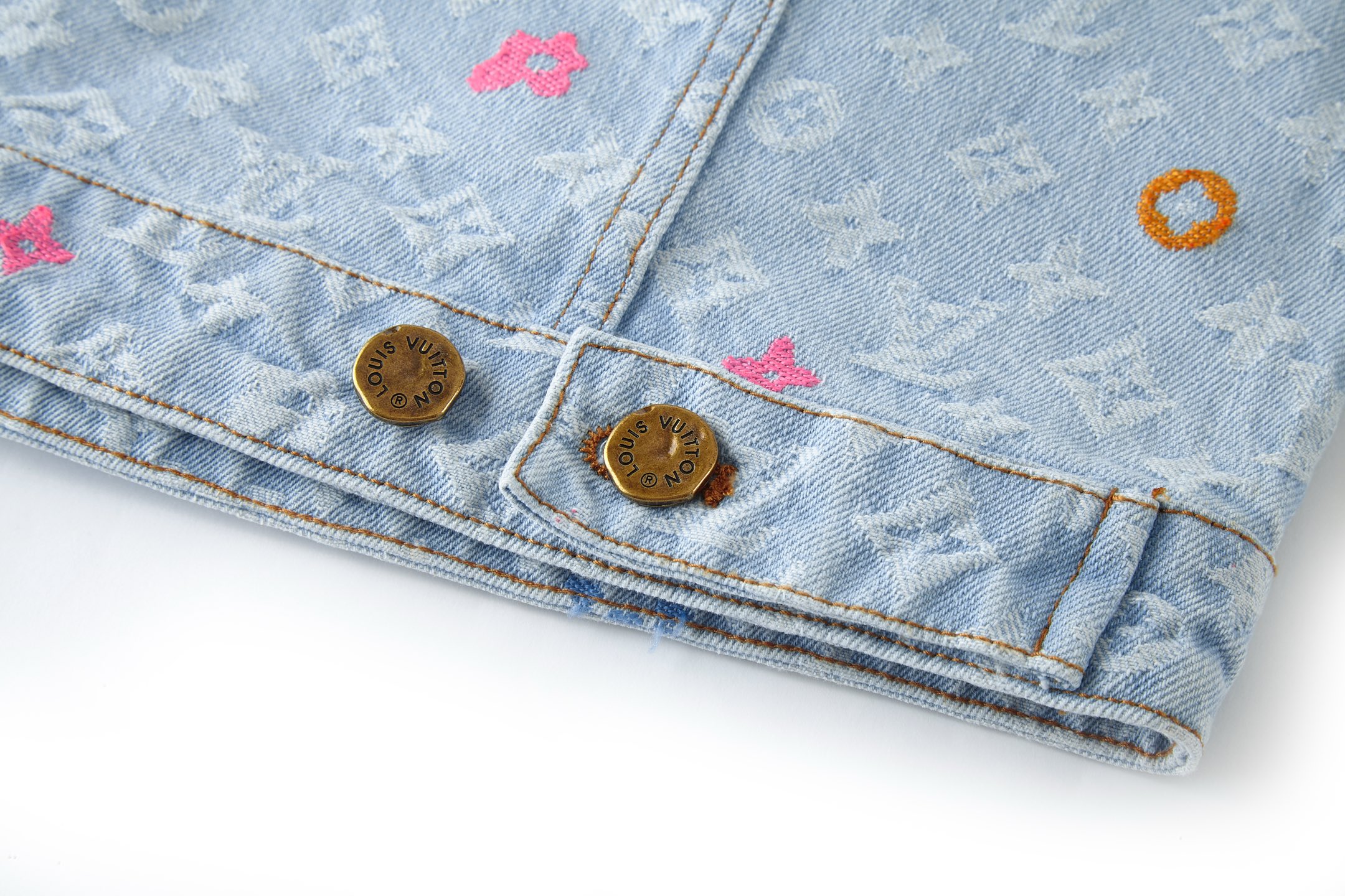 LV精品仿製淺藍色丹寧外套 多彩Monogram老花刺繡設計｜歐美奢侈品精品推薦