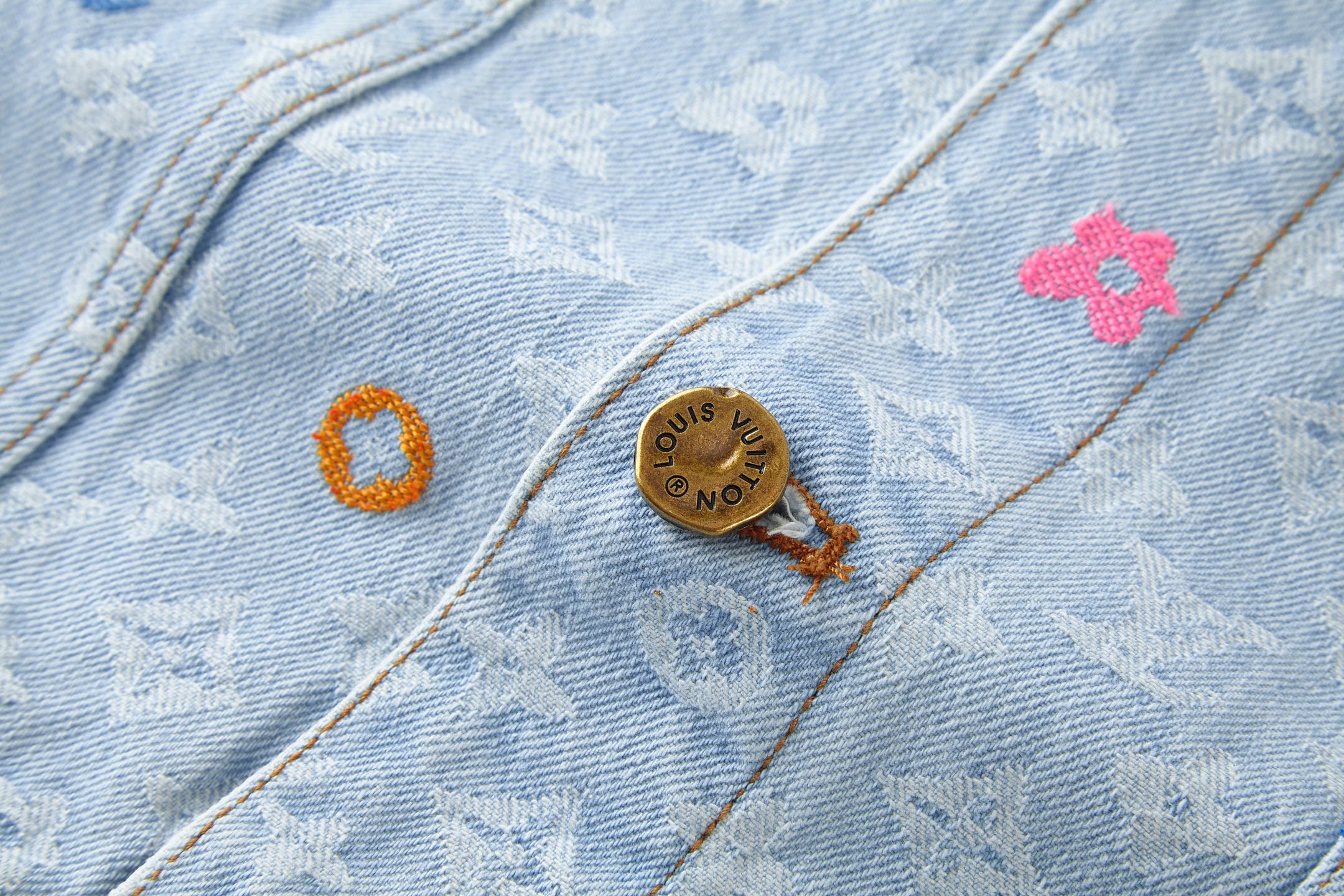 LV精品仿製淺藍色丹寧外套 多彩Monogram老花刺繡設計｜歐美奢侈品精品推薦