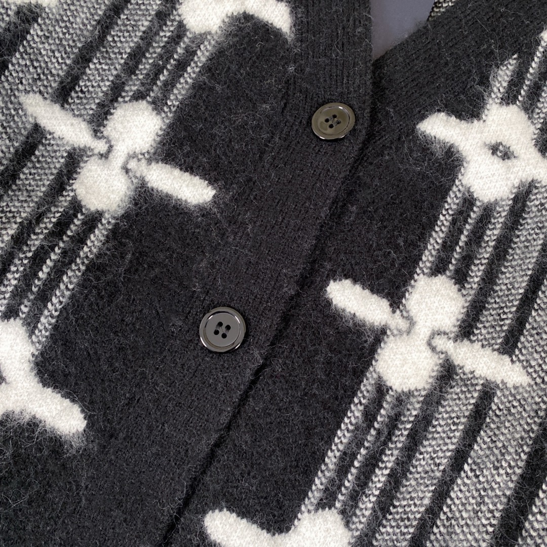 LV頂級原單灰黑針織開襟外套 經典老花立體編織毛衣款｜歐美奢侈品精品推薦