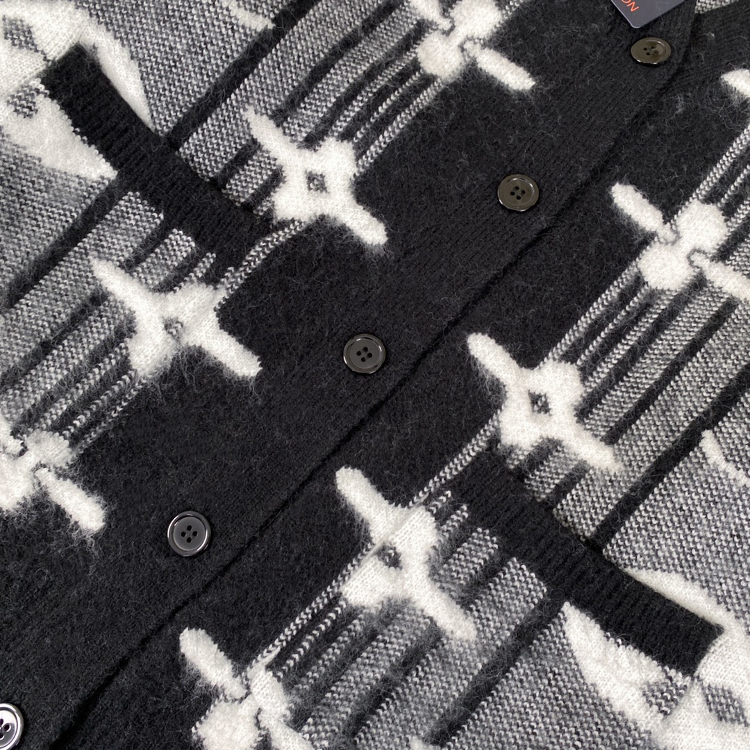 LV頂級原單灰黑針織開襟外套 經典老花立體編織毛衣款｜歐美奢侈品精品推薦