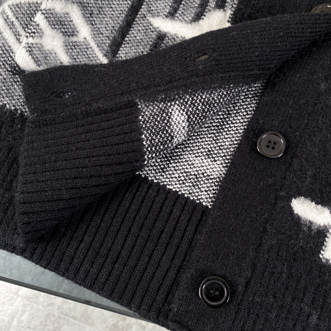 LV頂級原單灰黑針織開襟外套 經典老花立體編織毛衣款｜歐美奢侈品精品推薦