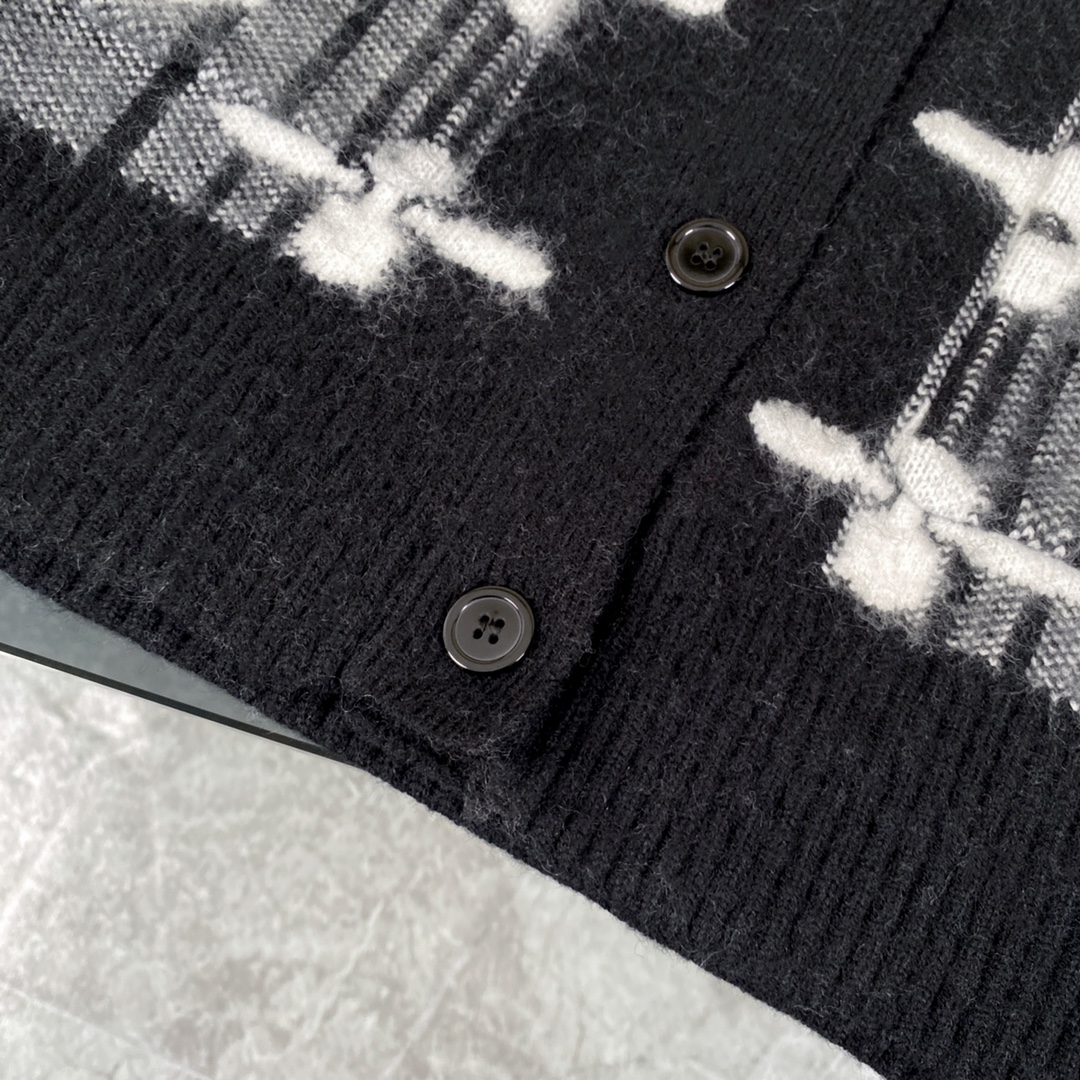 LV頂級原單灰黑針織開襟外套 經典老花立體編織毛衣款｜歐美奢侈品精品推薦