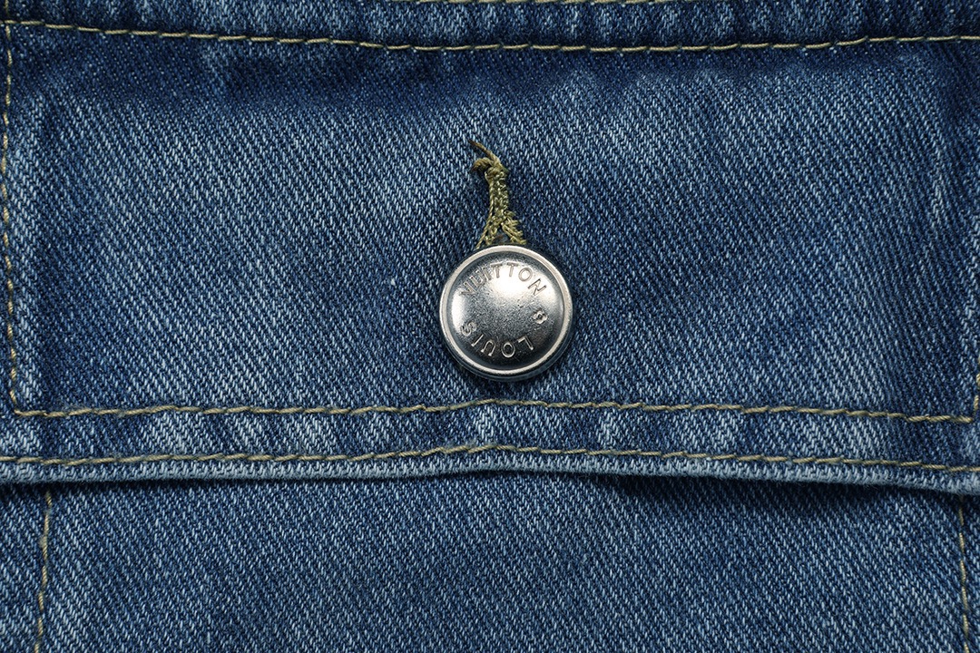 LV高仿水洗丹寧外套 經典老花破壞刺繡設計｜歐美奢侈品精品推薦