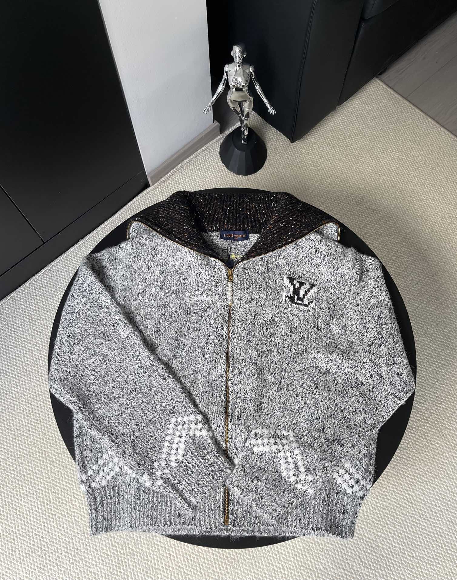 LV原單灰白混紡針織外套 經典刺繡Logo設計｜歐美奢侈品精品推薦