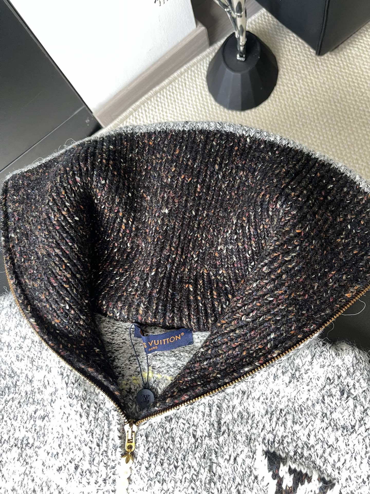 LV原單灰白混紡針織外套 經典刺繡Logo設計｜歐美奢侈品精品推薦