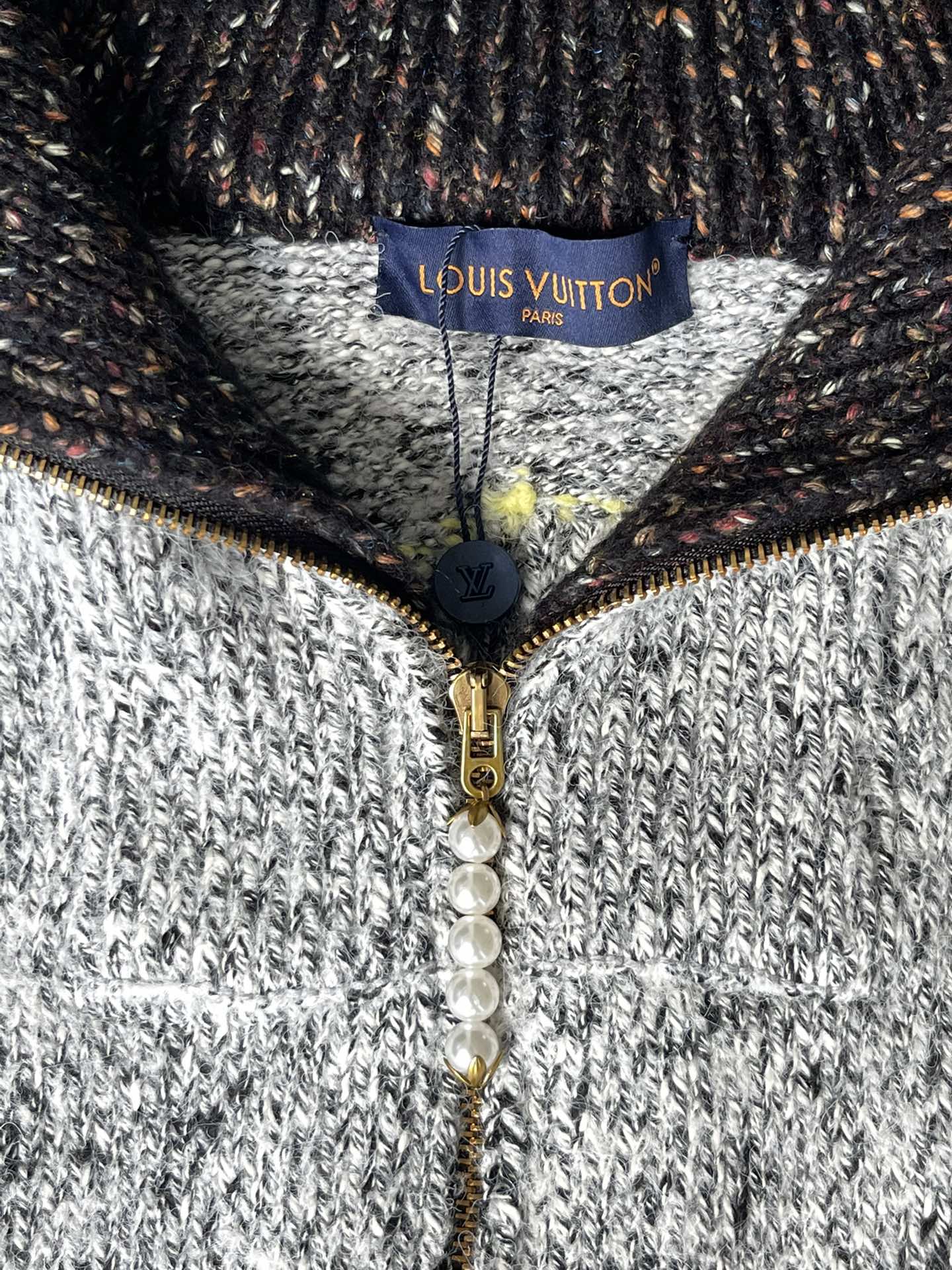 LV原單灰白混紡針織外套 經典刺繡Logo設計｜歐美奢侈品精品推薦