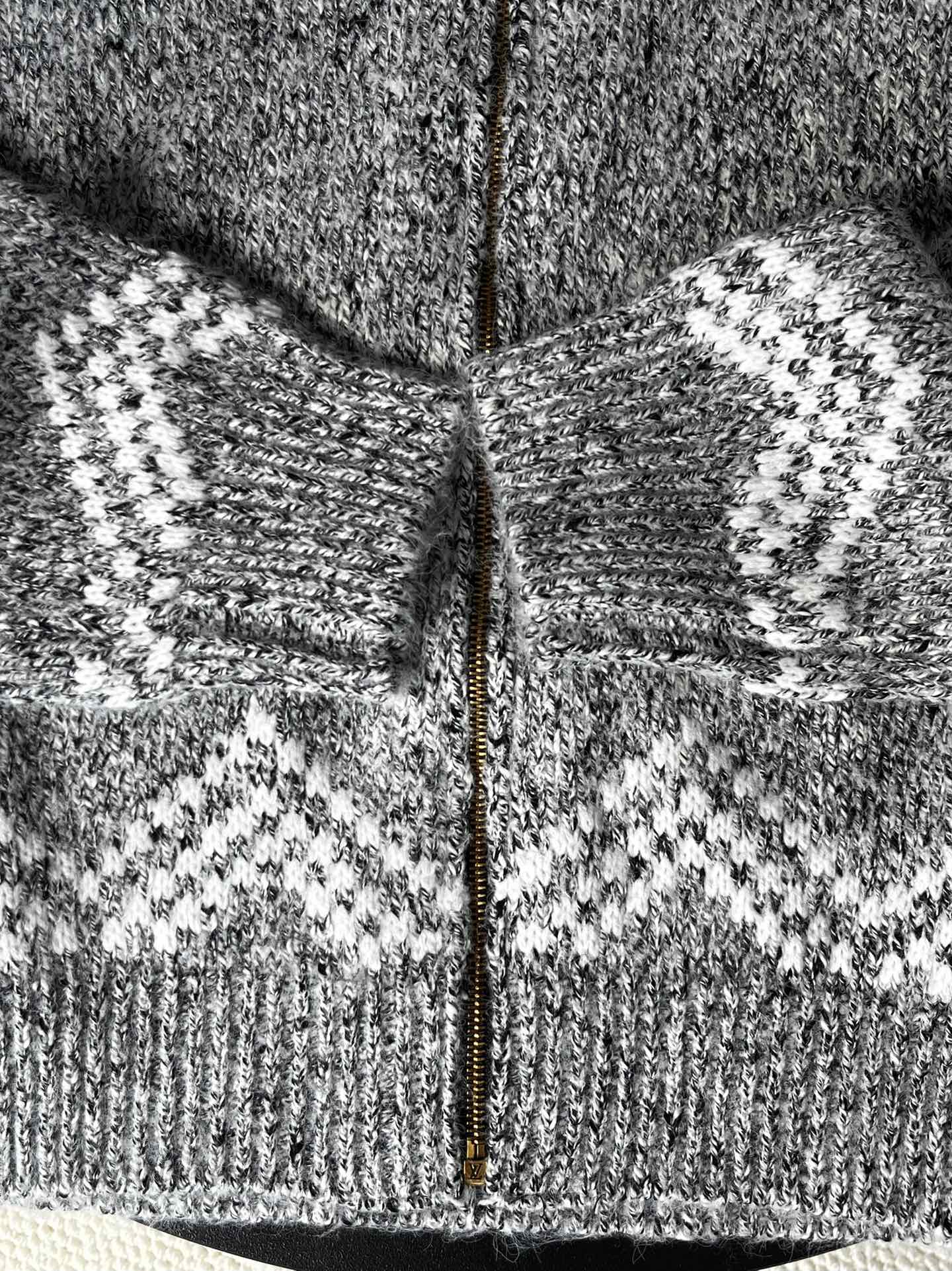 LV原單灰白混紡針織外套 經典刺繡Logo設計｜歐美奢侈品精品推薦