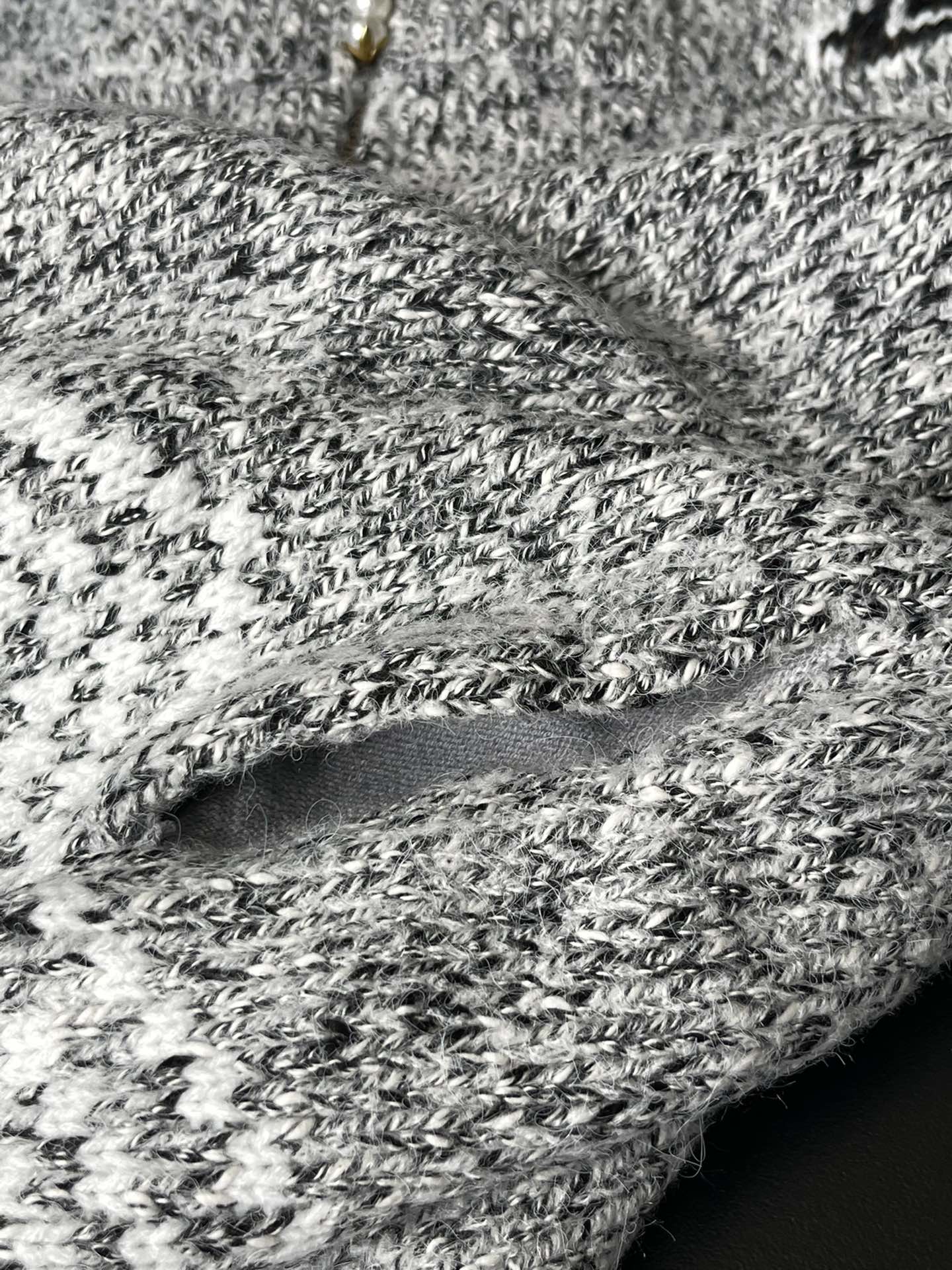 LV原單灰白混紡針織外套 經典刺繡Logo設計｜歐美奢侈品精品推薦