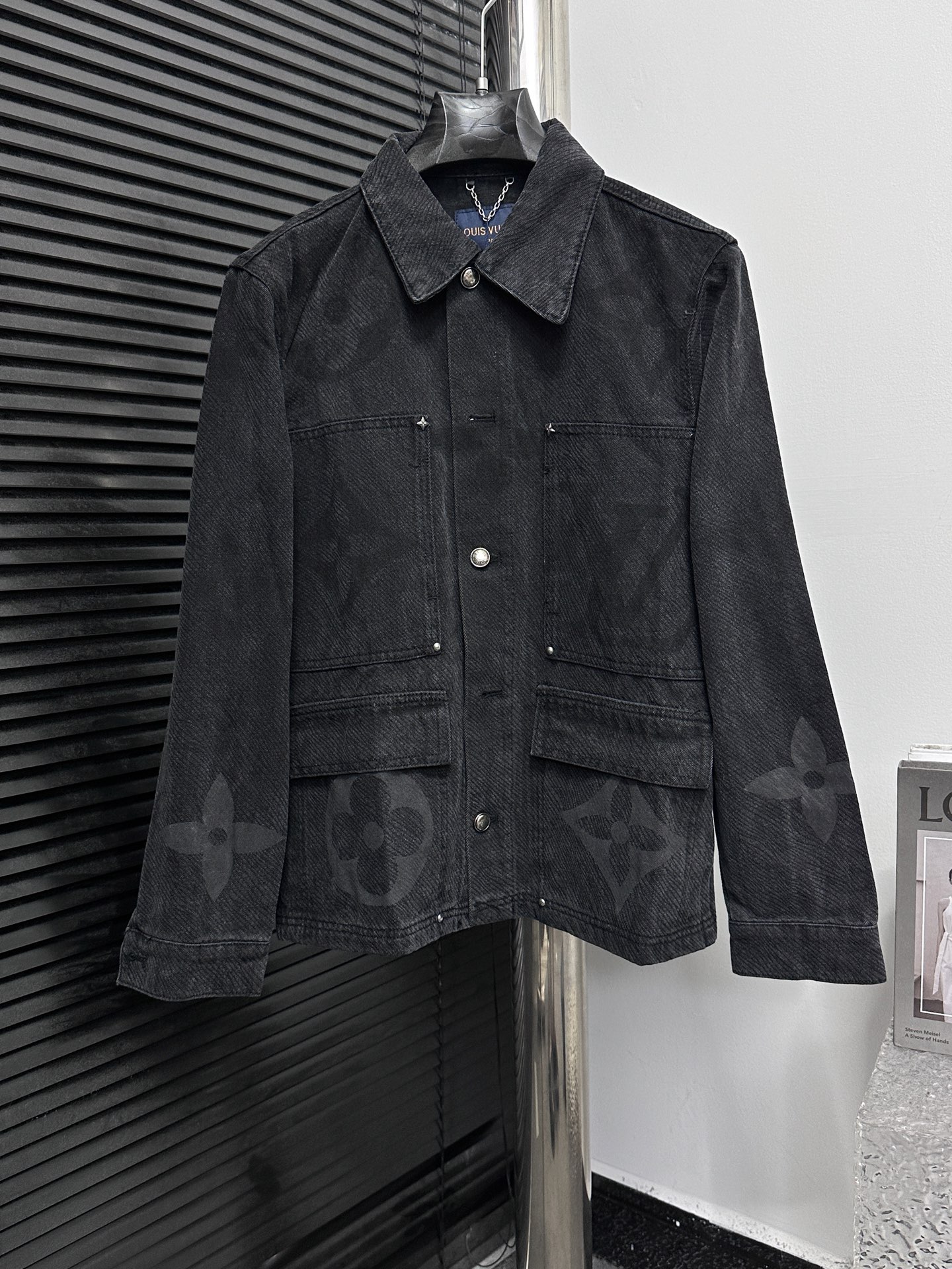 LV精品仿製黑色丹寧外套 低調老花壓紋設計|超A仿原單精品圖片 3 LV精品仿製黑色丹寧外套 低調老花壓紋設計|歐美奢侈品精品推薦