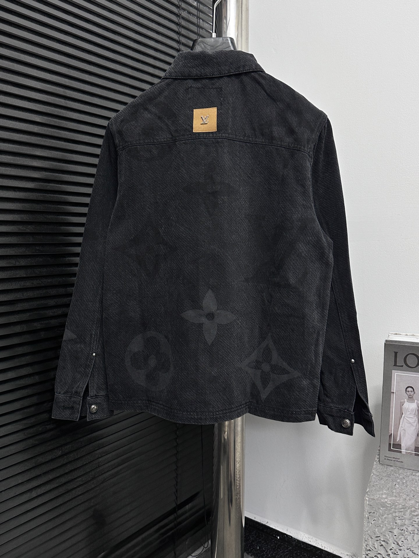 LV精品仿製黑色丹寧外套 低調老花壓紋設計｜歐美奢侈品精品推薦