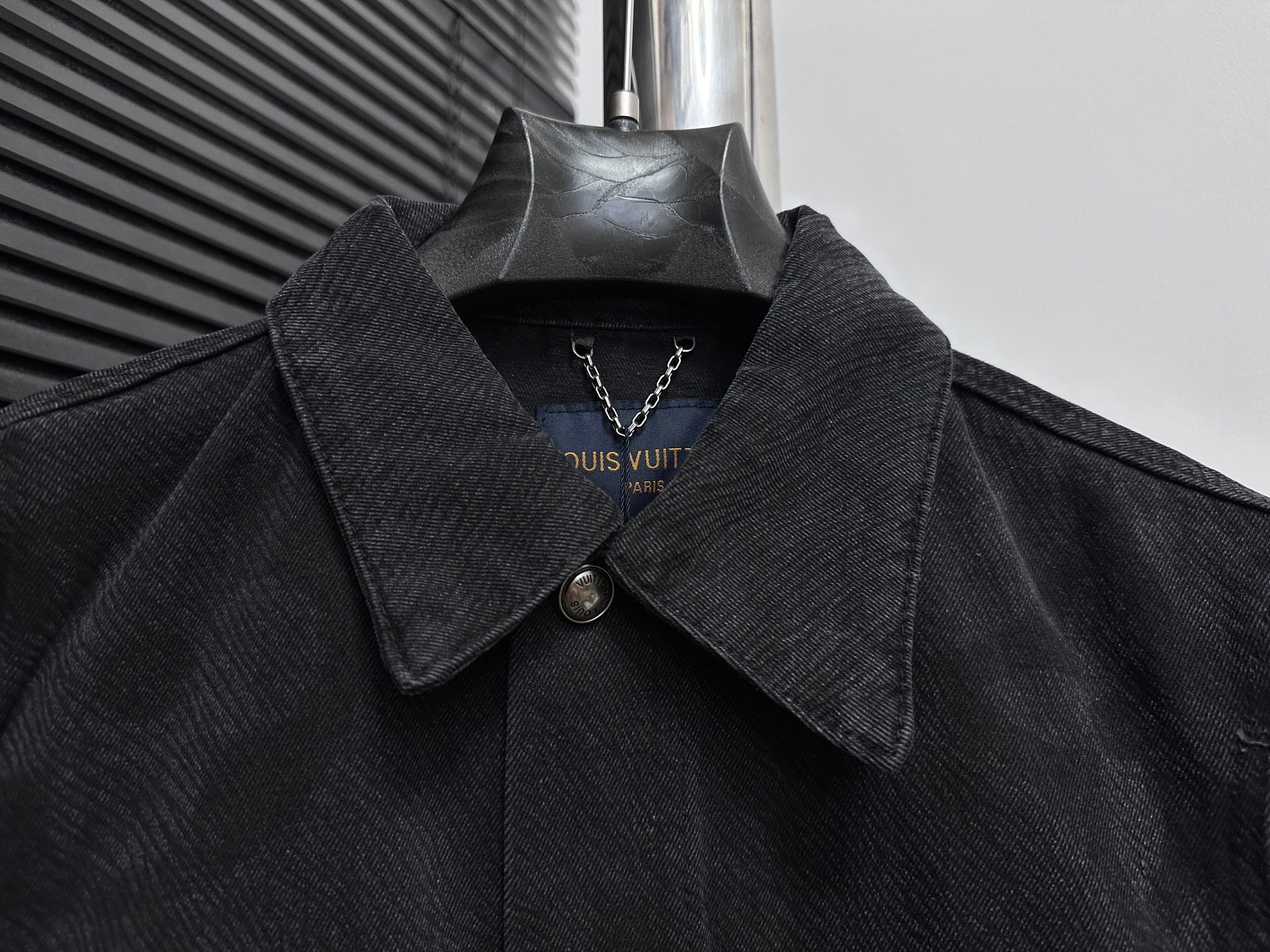 LV精品仿製黑色丹寧外套 低調老花壓紋設計｜歐美奢侈品精品推薦