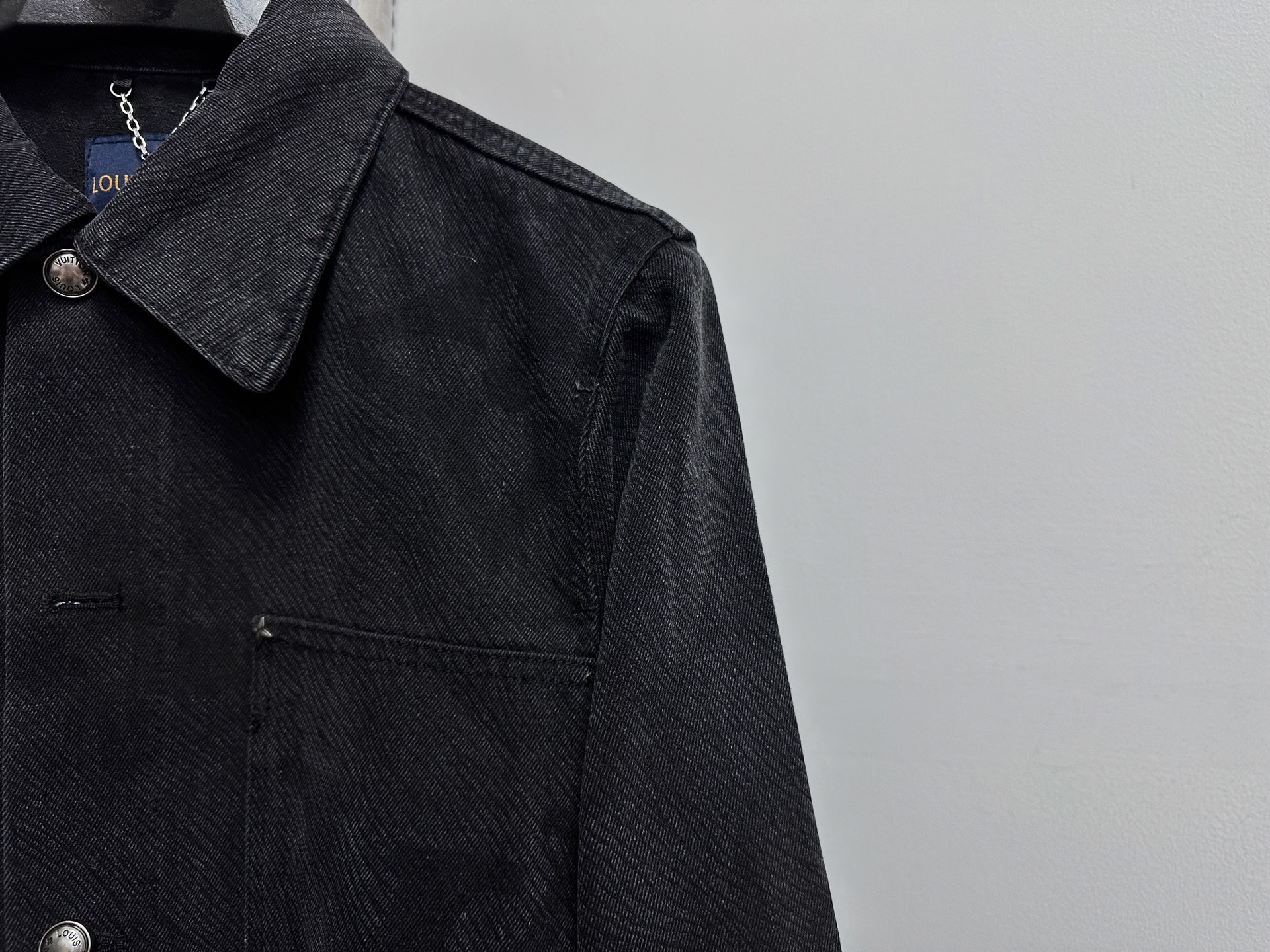 LV精品仿製黑色丹寧外套 低調老花壓紋設計｜歐美奢侈品精品推薦