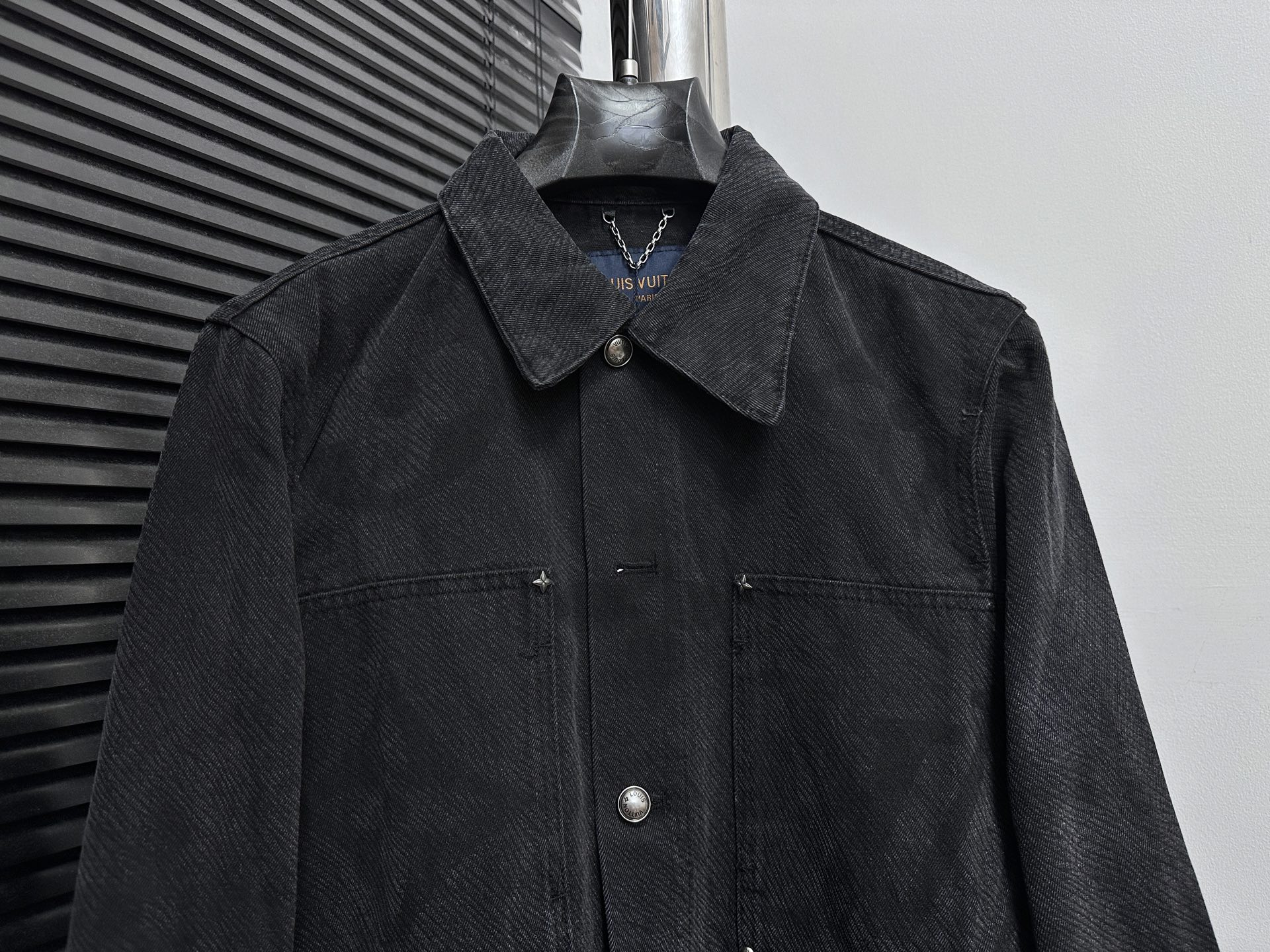 LV精品仿製黑色丹寧外套 低調老花壓紋設計｜歐美奢侈品精品推薦