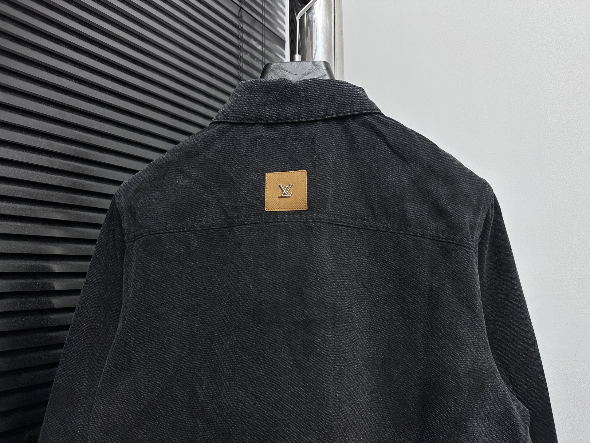 LV精品仿製黑色丹寧外套 低調老花壓紋設計｜歐美奢侈品精品推薦