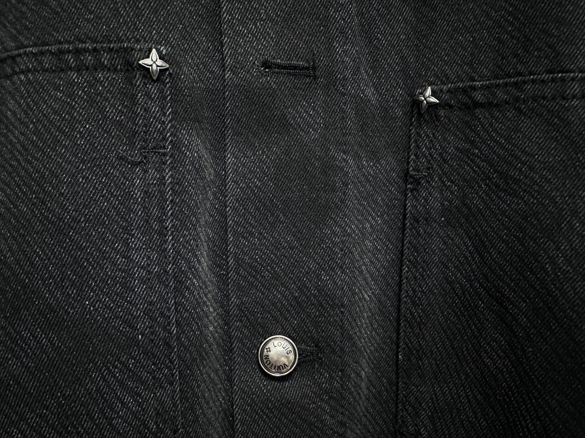 LV精品仿製黑色丹寧外套 低調老花壓紋設計｜歐美奢侈品精品推薦