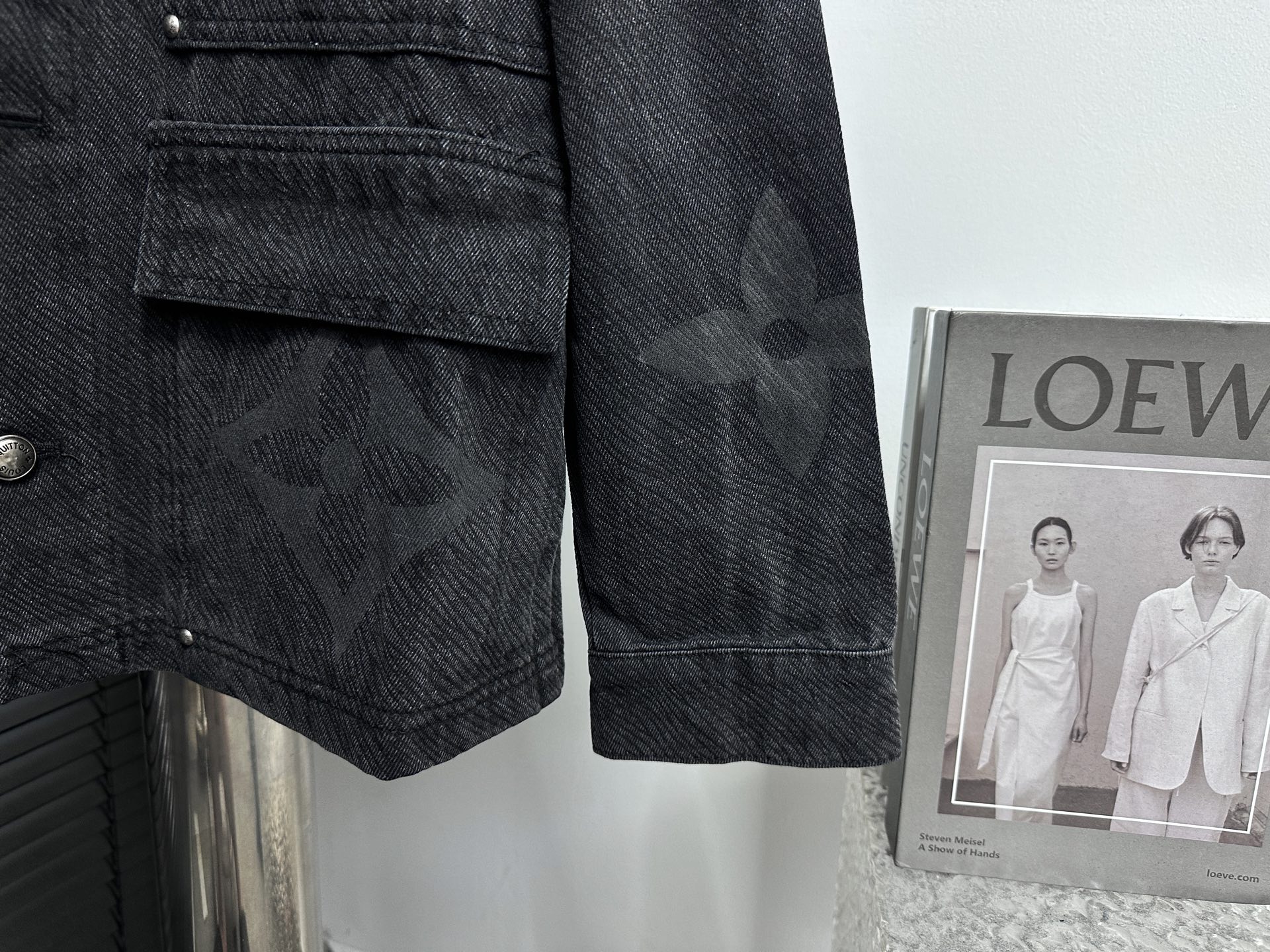 LV精品仿製黑色丹寧外套 低調老花壓紋設計｜歐美奢侈品精品推薦