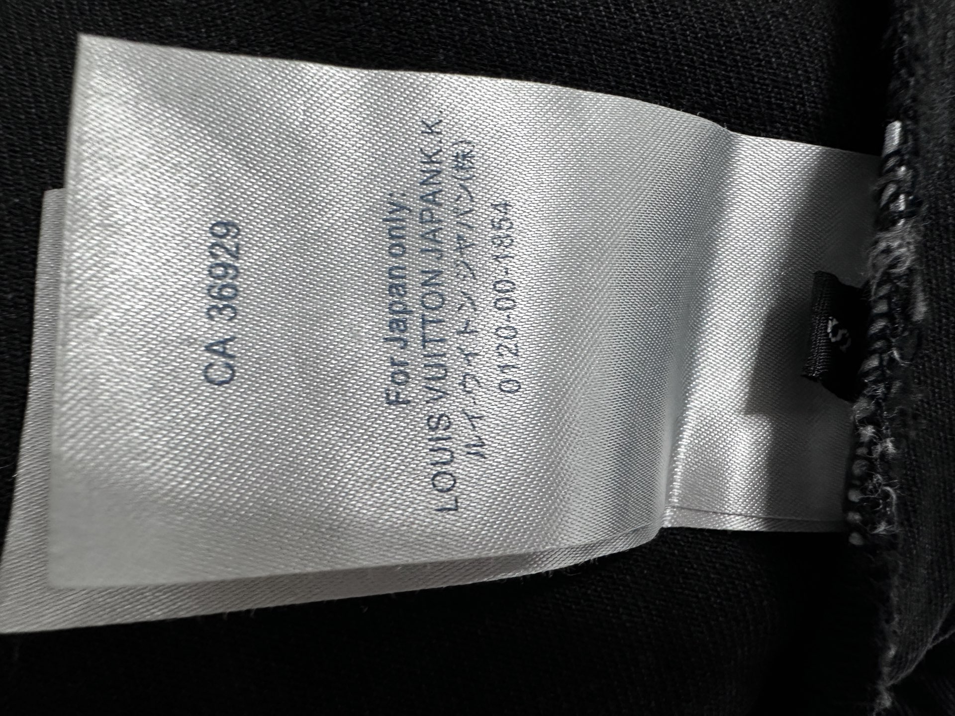 LV精品仿製黑色丹寧外套 低調老花壓紋設計｜歐美奢侈品精品推薦