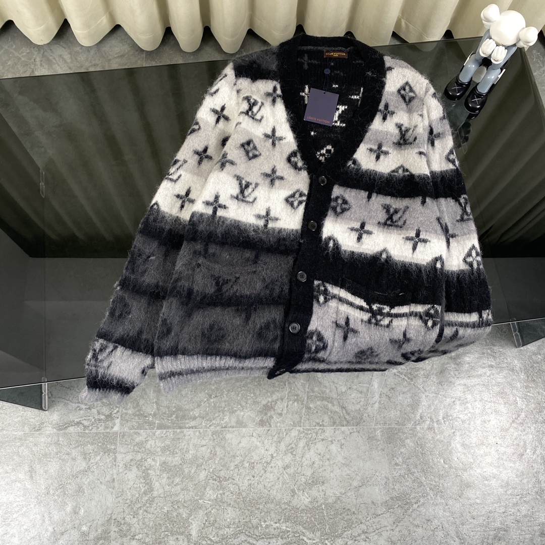 LV高仿羊駝毛針織開襟外套 漸層老花柔霧灰設計｜歐美奢侈品精品推薦