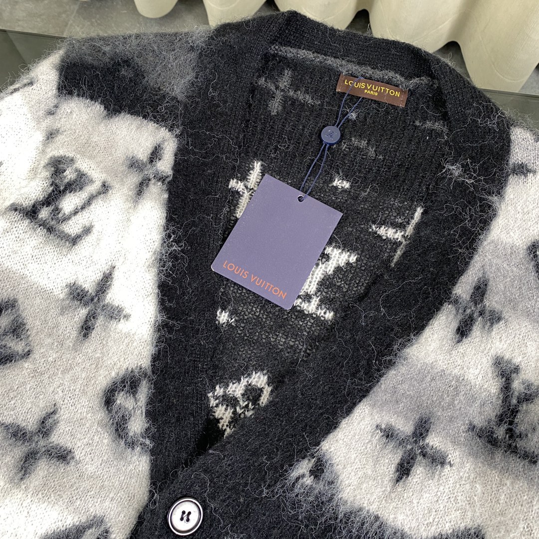 LV高仿羊駝毛針織開襟外套 漸層老花柔霧灰設計｜歐美奢侈品精品推薦