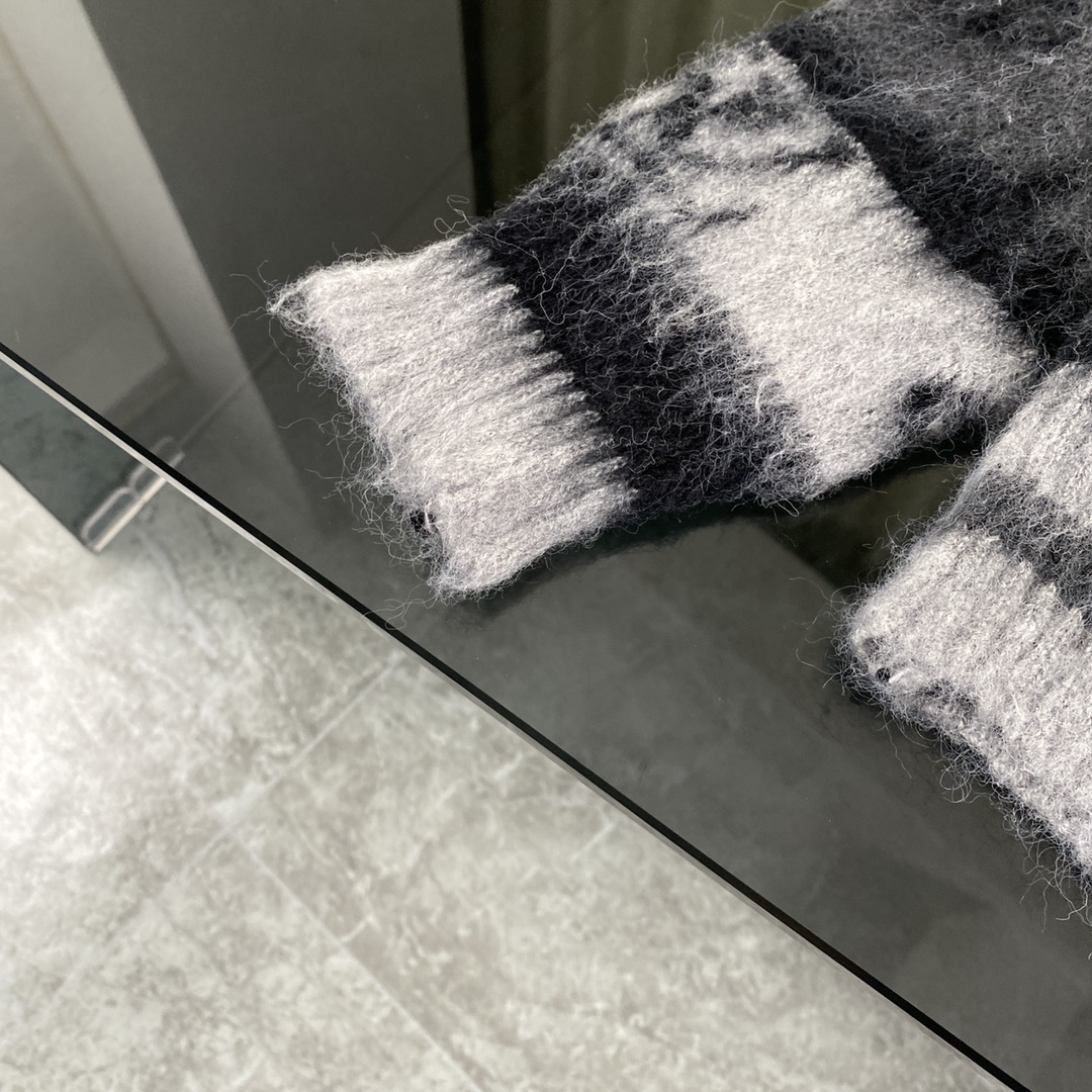 LV高仿羊駝毛針織開襟外套 漸層老花柔霧灰設計｜歐美奢侈品精品推薦