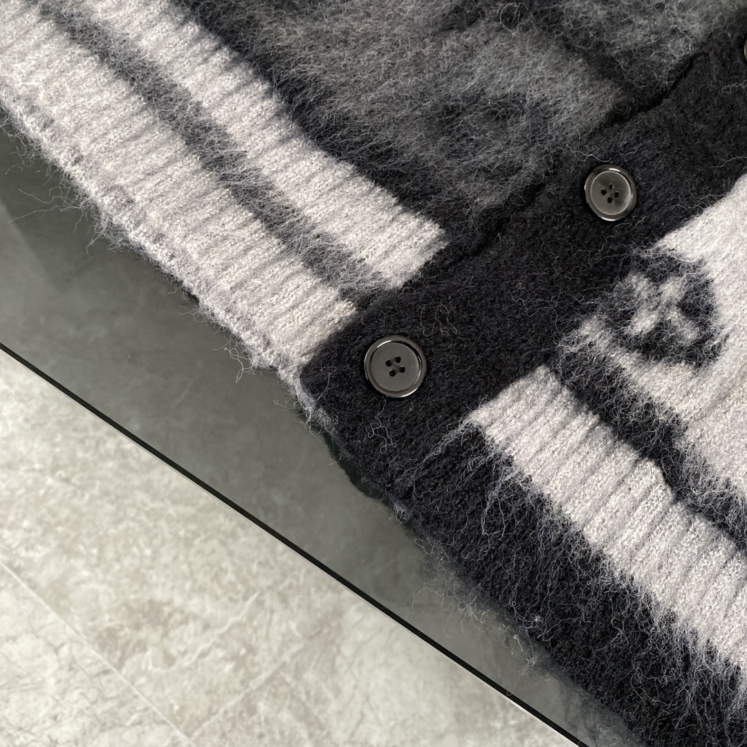 LV高仿羊駝毛針織開襟外套 漸層老花柔霧灰設計｜歐美奢侈品精品推薦