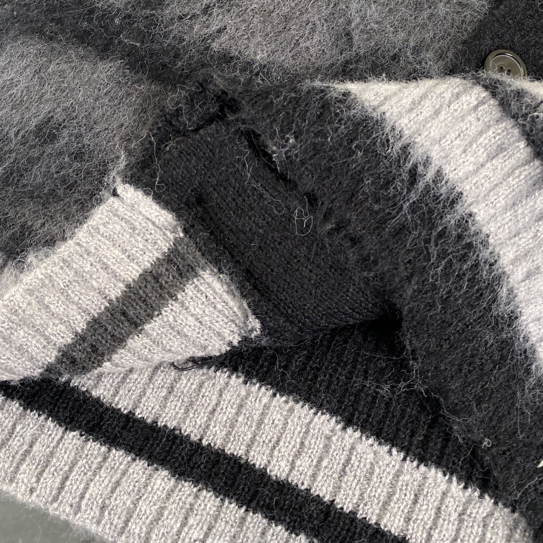 LV高仿羊駝毛針織開襟外套 漸層老花柔霧灰設計｜歐美奢侈品精品推薦