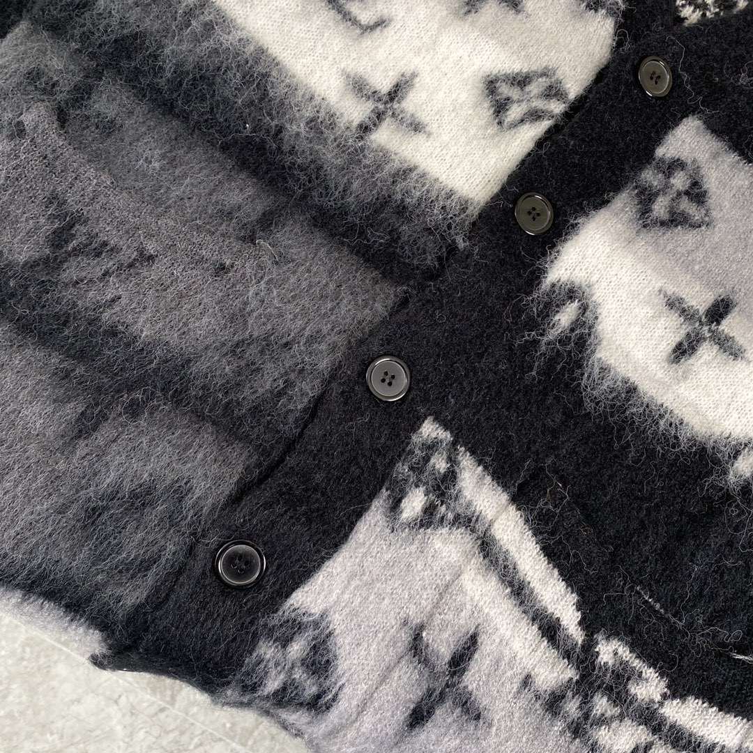 LV高仿羊駝毛針織開襟外套 漸層老花柔霧灰設計｜歐美奢侈品精品推薦